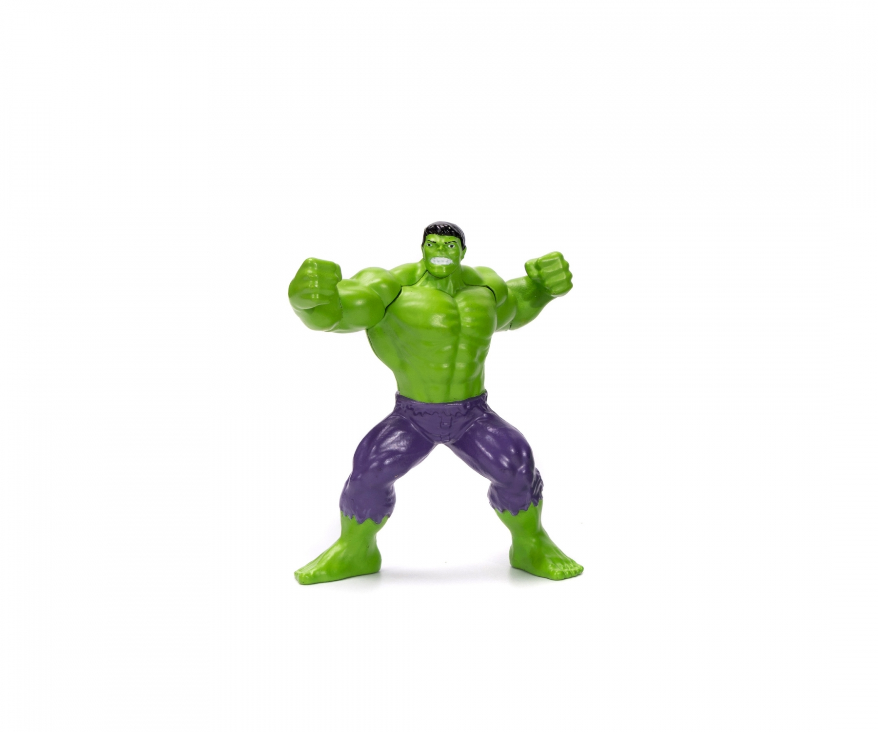 La figurine Hulk en pose debout. Il est vert avec un pantalon violet.