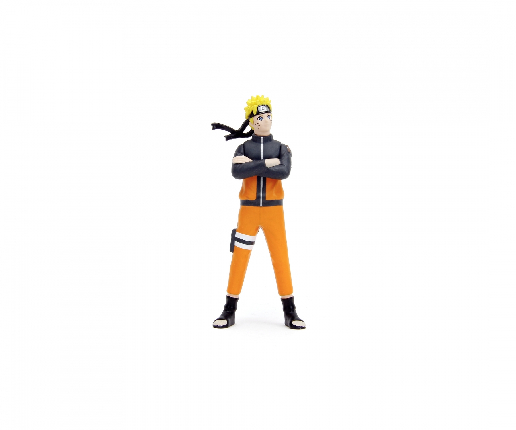 Naruto-Figur in orange-schwarzem Outfit mit verschränkten Armen, weißer Hintergrund.