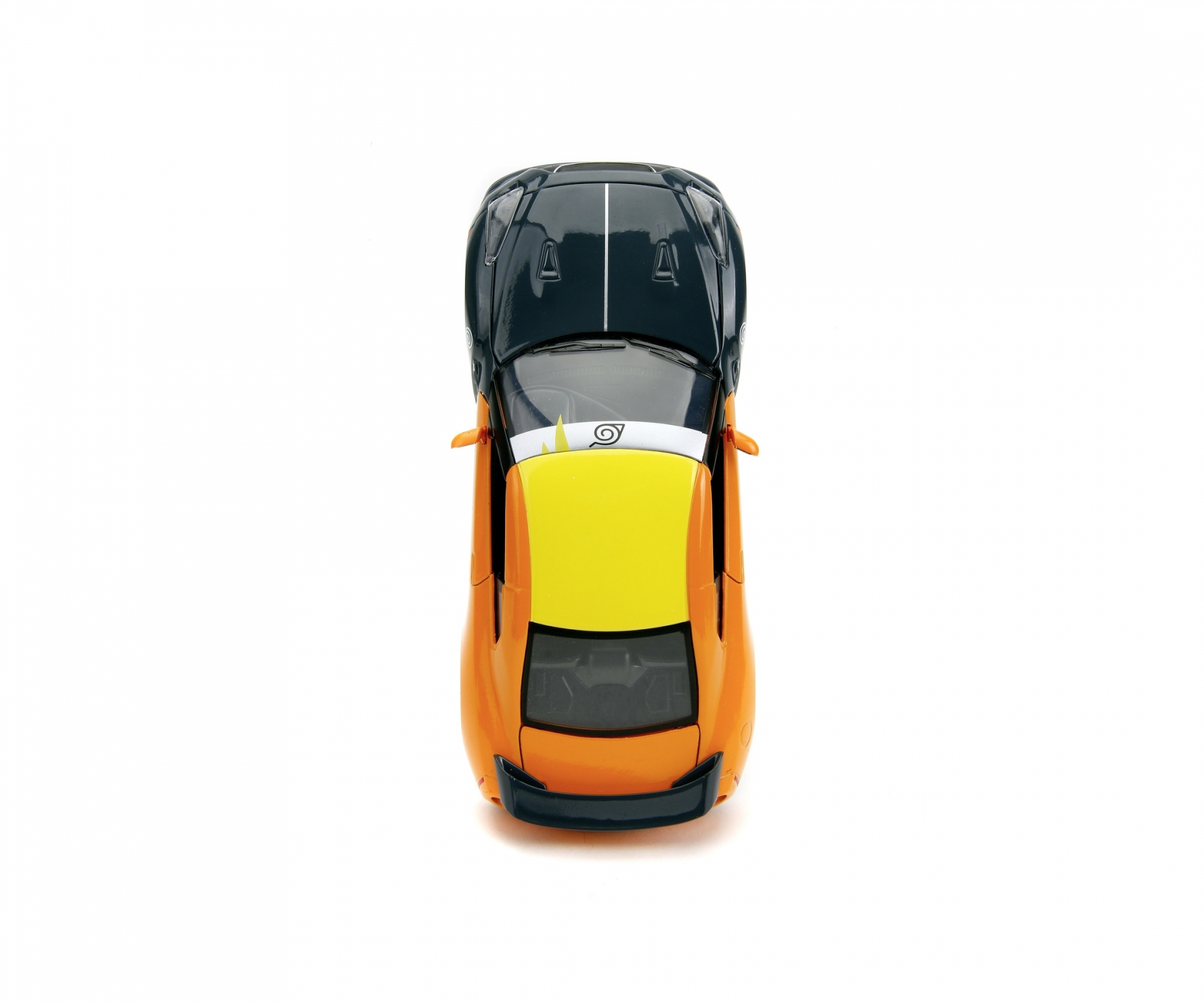 Draufsicht auf ein Naruto-Auto-Spielzeug. Das Auto ist orange und schwarz mit einem weißen Dach.