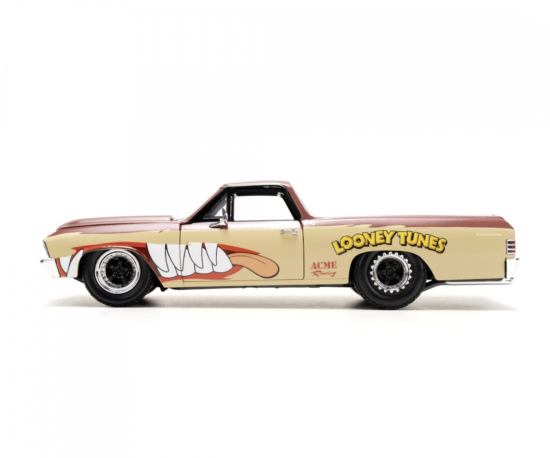Spielzeug El Camino mit Looney Tunes-Grafiken. Beige Karosserie, braunes Dach, Cartoon-Mund vorne.