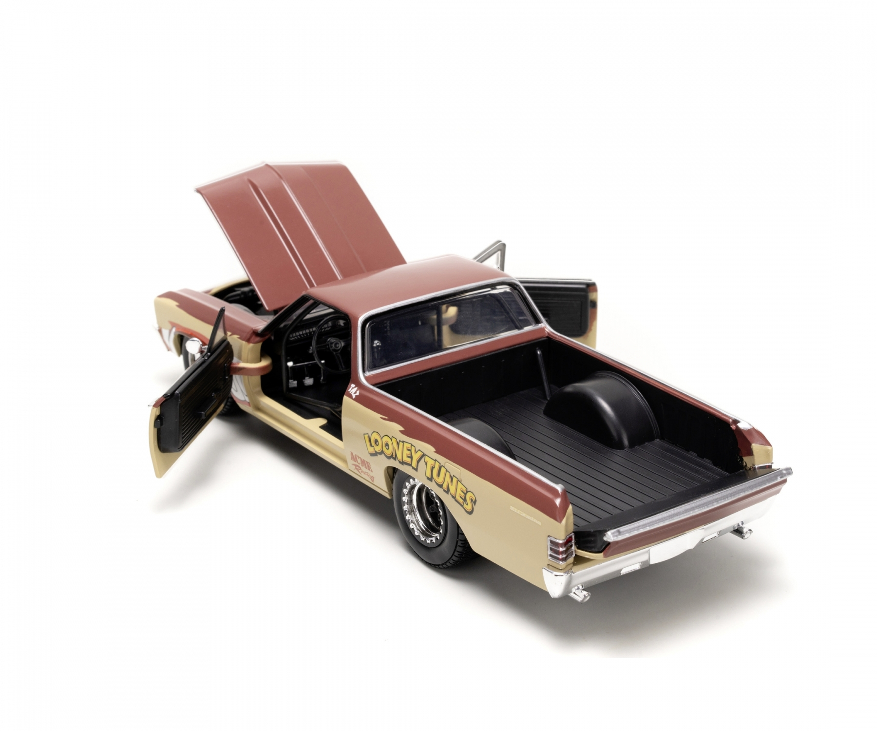 Beige und braunes Looney Tunes El Camino Spielzeugauto mit offener Motorhaube und Türen, auf Weiß.