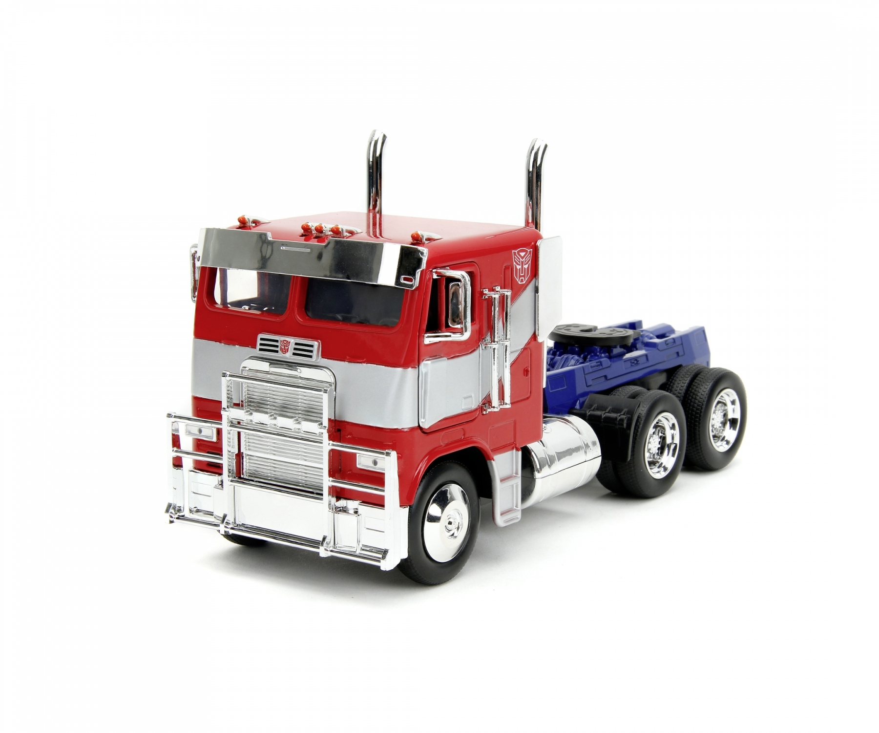 Ein rotes und silbernes Optimus Prime-Truckmodell auf weißem Hintergrund, mit blauem Anhänger.