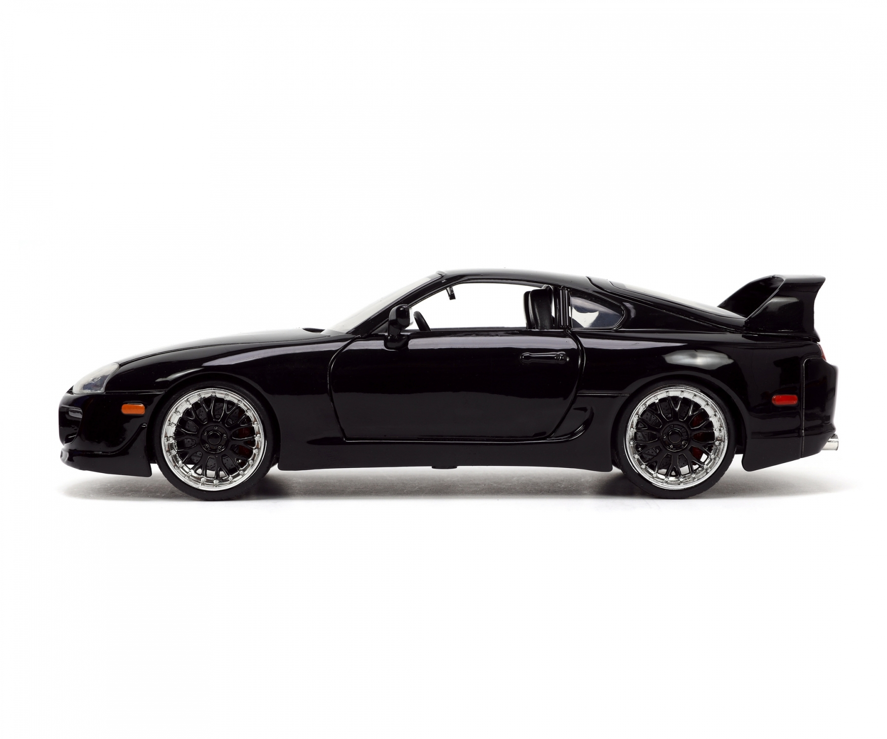 Schwarzes Sportwagenprofil. Schlankes Design mit Spoiler. Weißer Hintergrund.