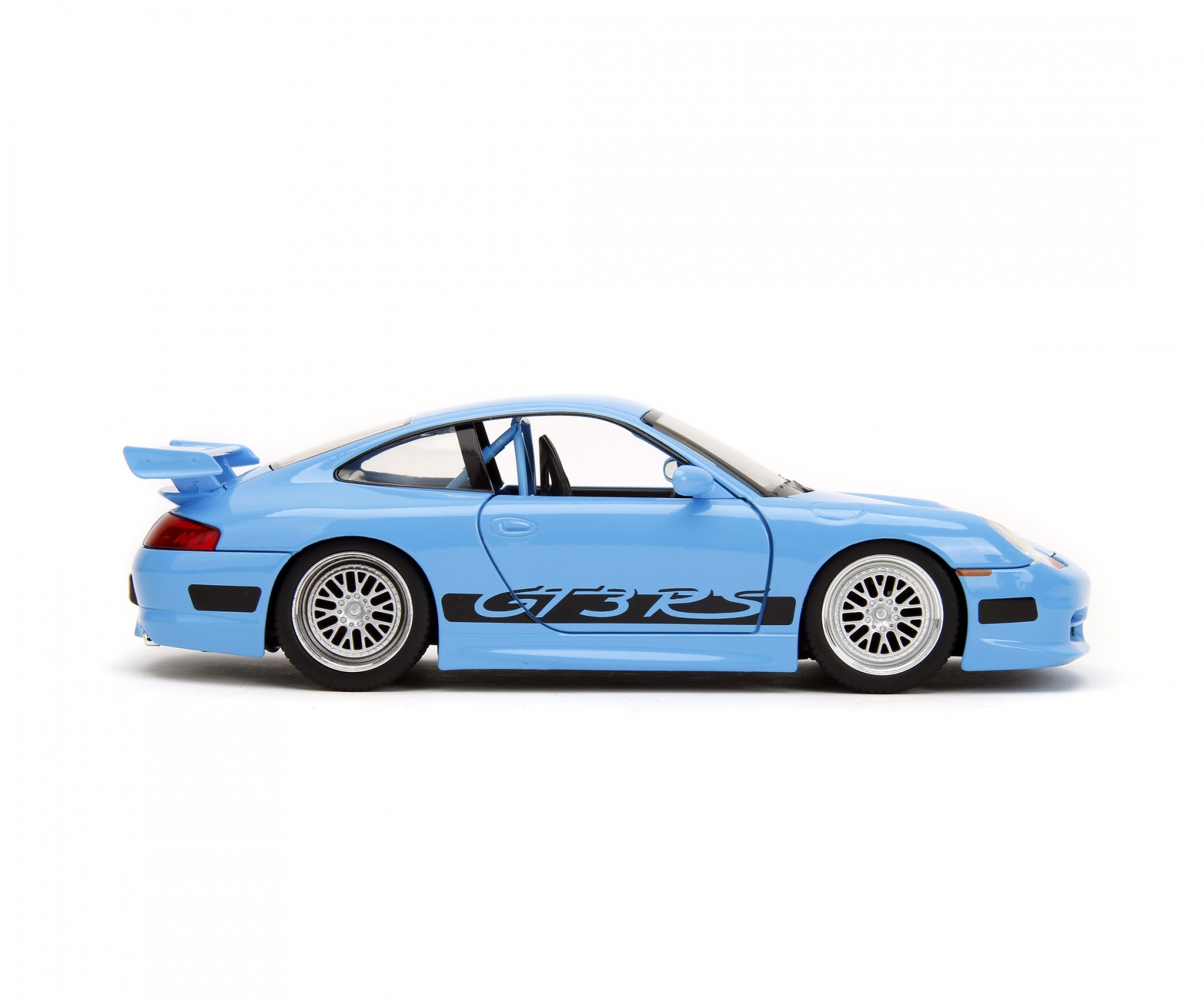 Ein hellblaues Porsche GT3RS Modellauto auf weißem Hintergrund. Das Auto hat schwarzes GT3RS-Branding.