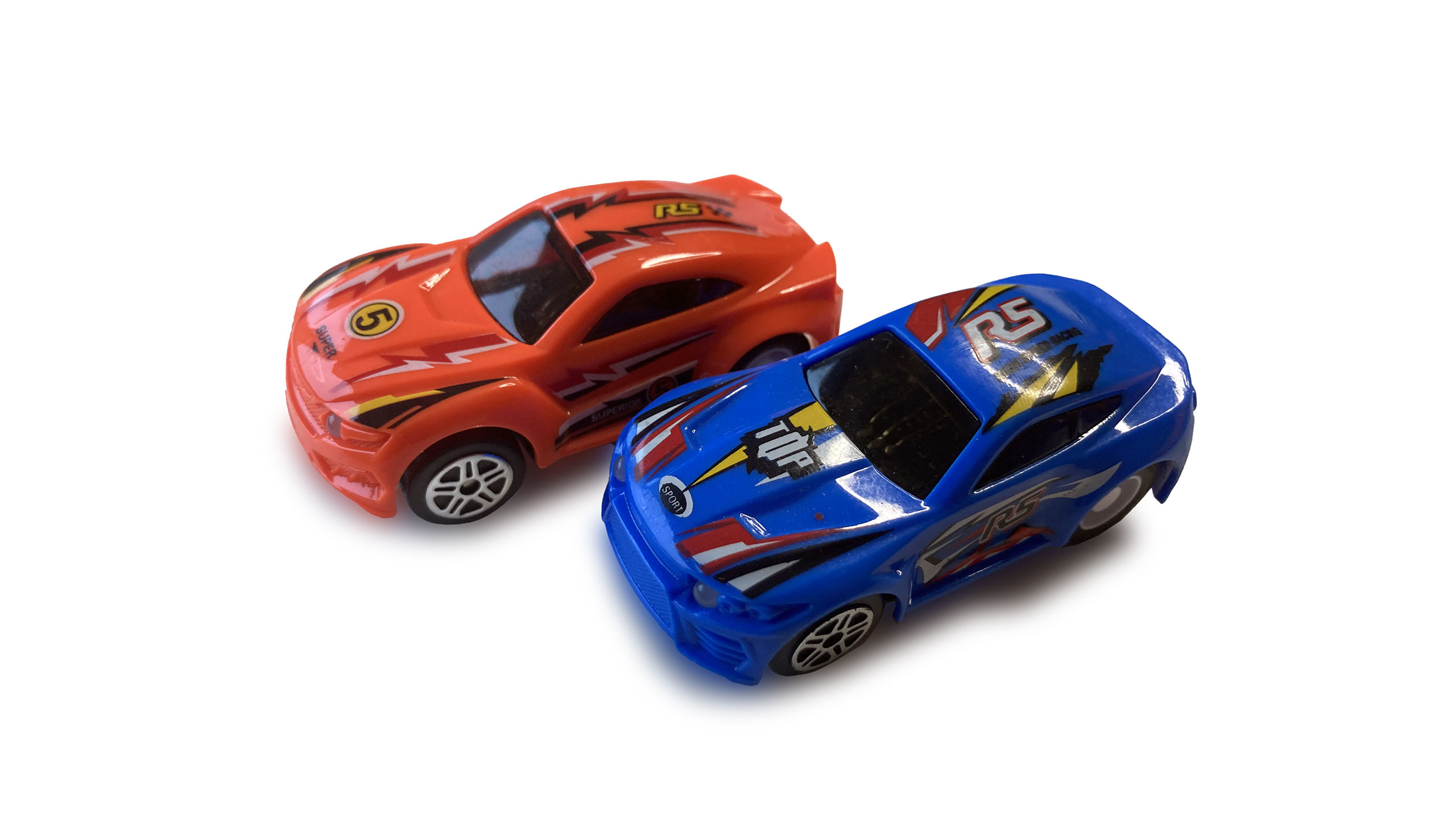 Deux voitures de course jouet. L'une est orange, l'autre bleue. Les deux ont des graphismes de course et sont sur une surface blanche.