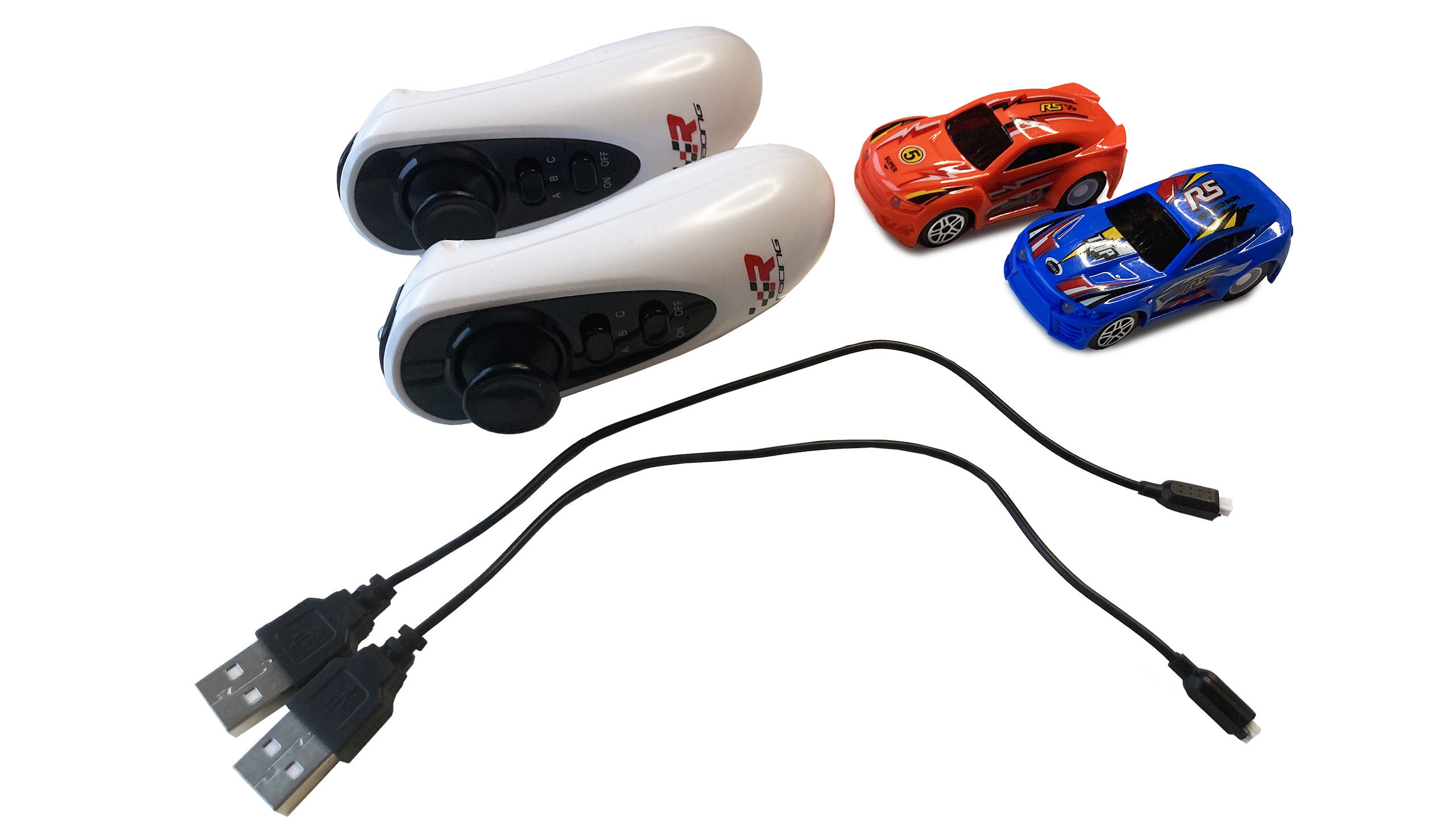 Deux manettes blanches et des voitures jouets avec des câbles USB. Fond blanc.