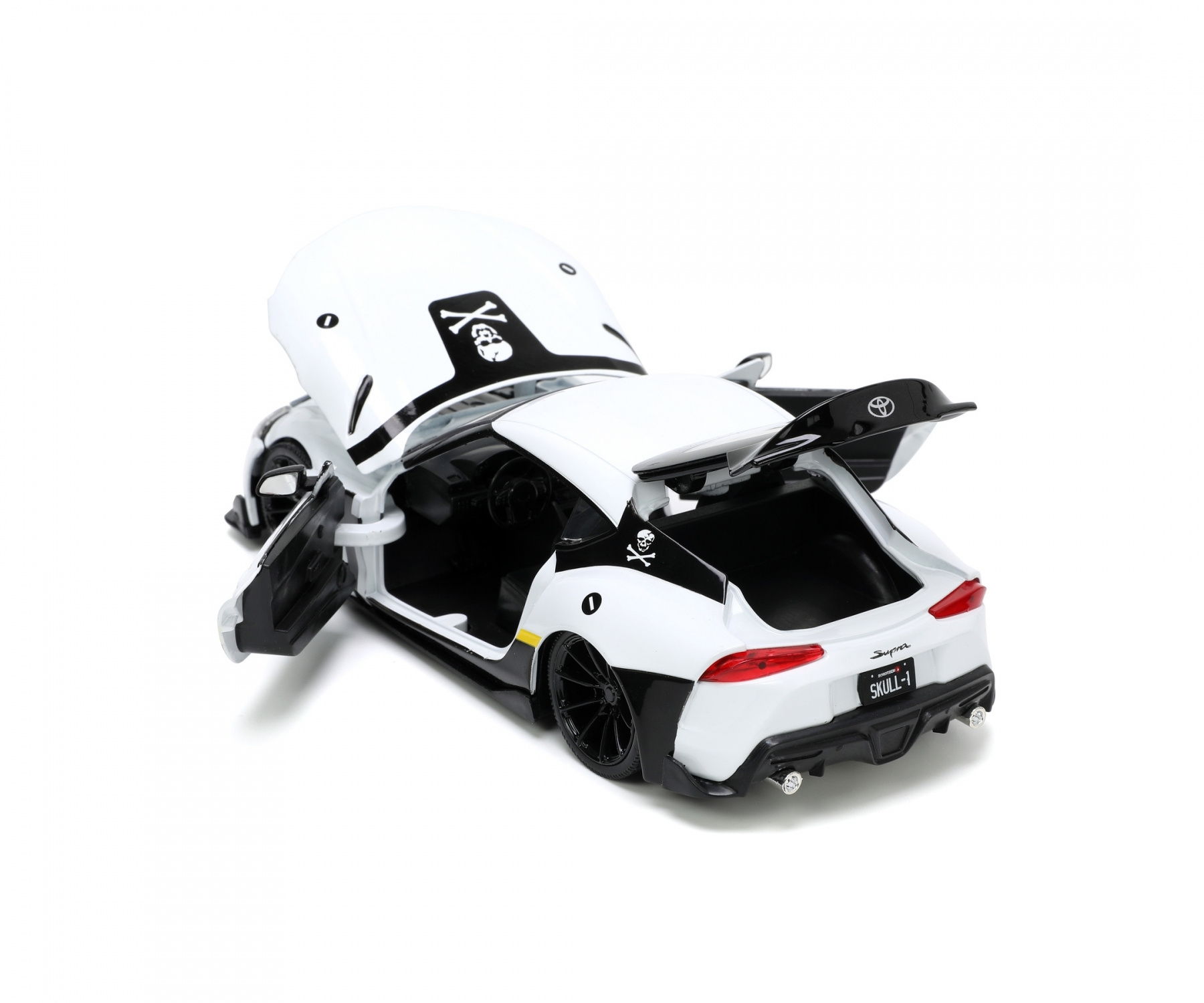 Biały zabawkowy samochód sportowy z otwartymi drzwiami i maską. Białe tło.