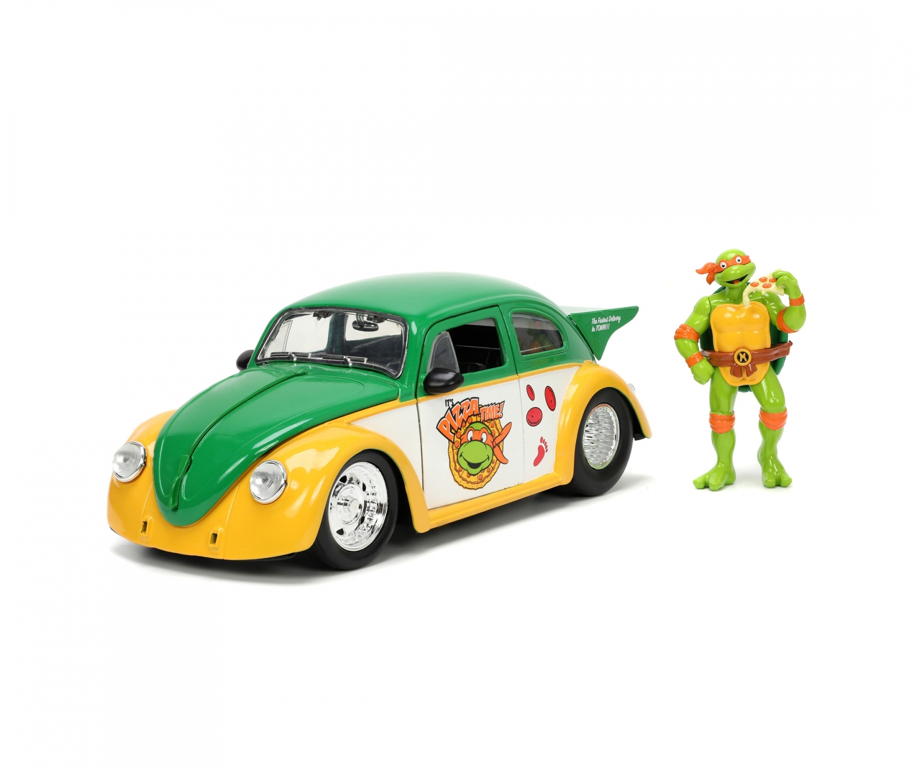 Grün-gelbes Auto mit Teenage Mutant Ninja Turtle Figur. Weißer Hintergrund.