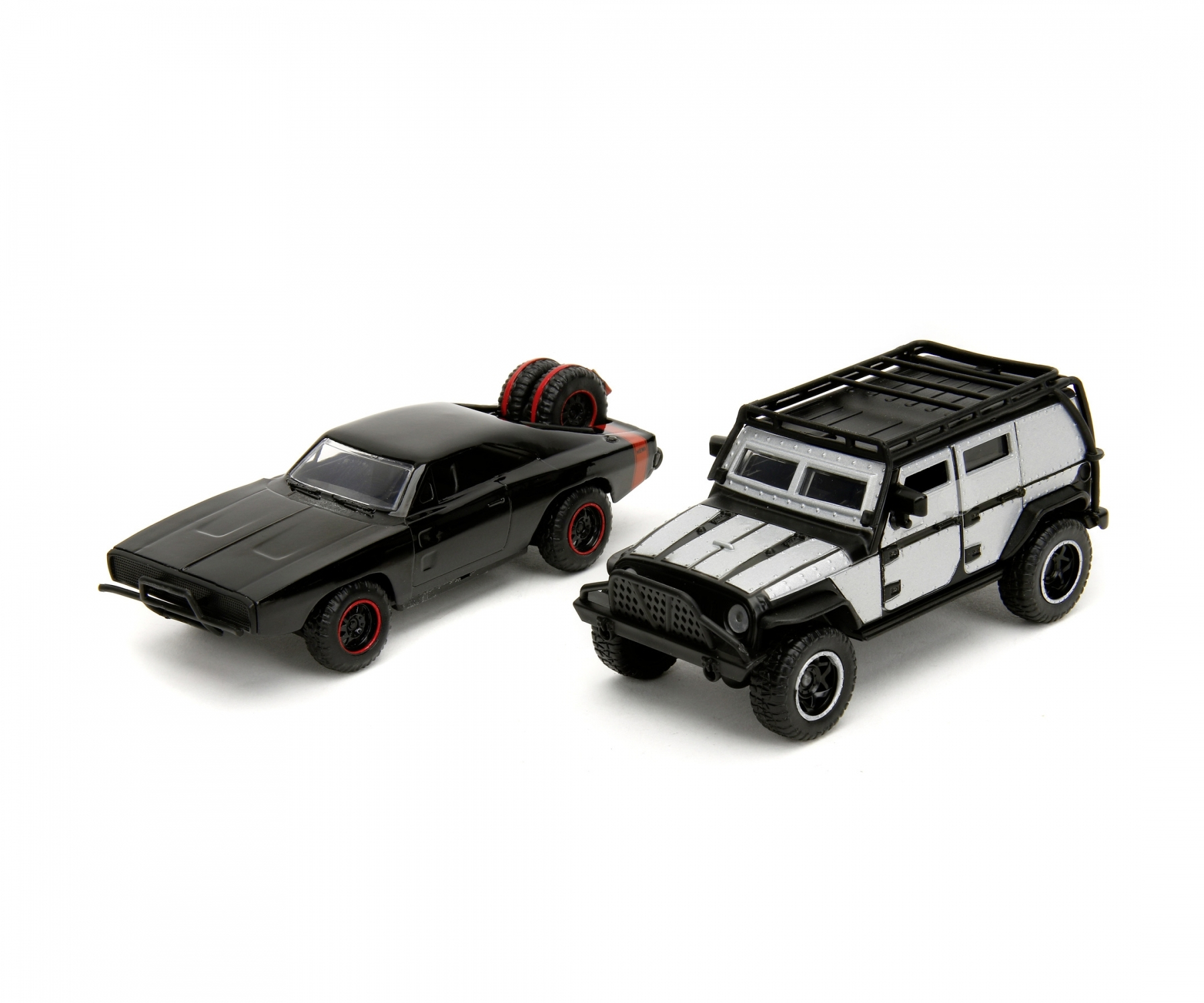 Schwarzes Auto und weißes SUV-Spielzeug. Schwarzes Auto mit roten Akzenten. Weißer Hintergrund.