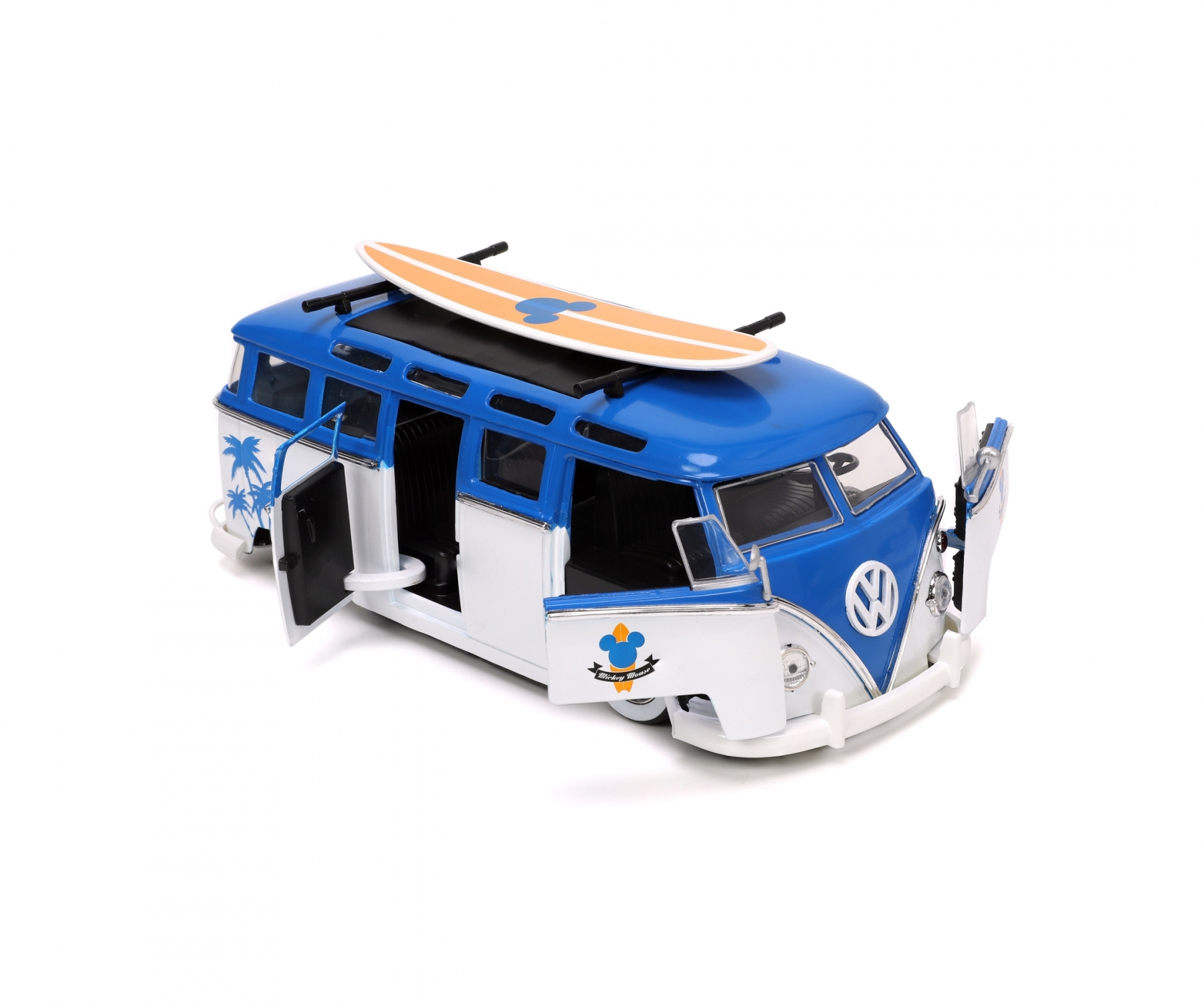 Blau-weißes VW-Bus-Spielzeug mit Surfbrett oben und offenen Türen, weißer Hintergrund.