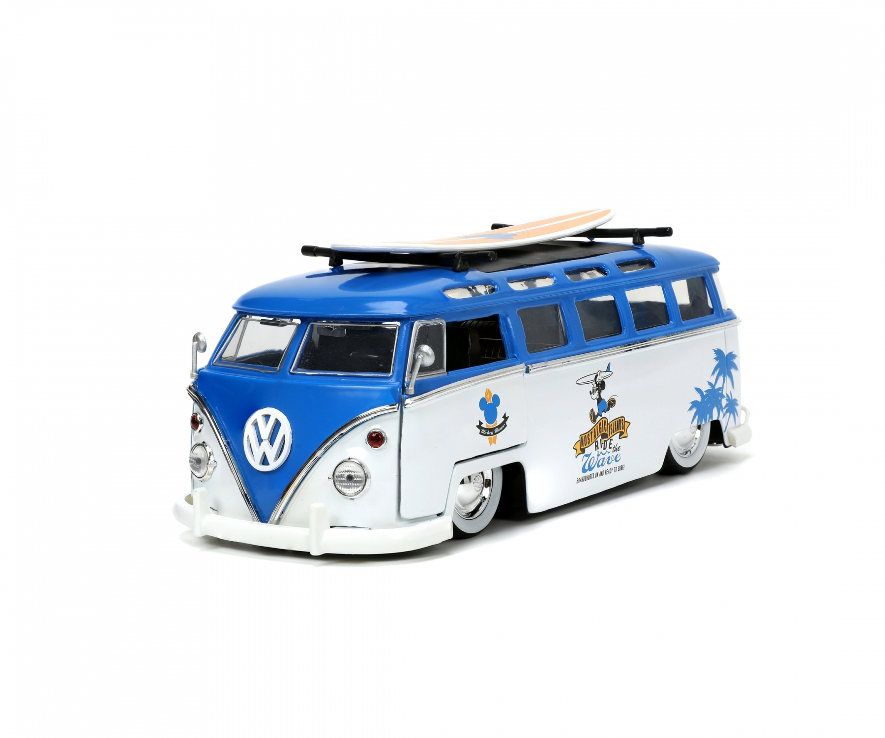 Ein blau-weißer VW-Bus Spielzeug mit Surfbrett, auf weißem Hintergrund.