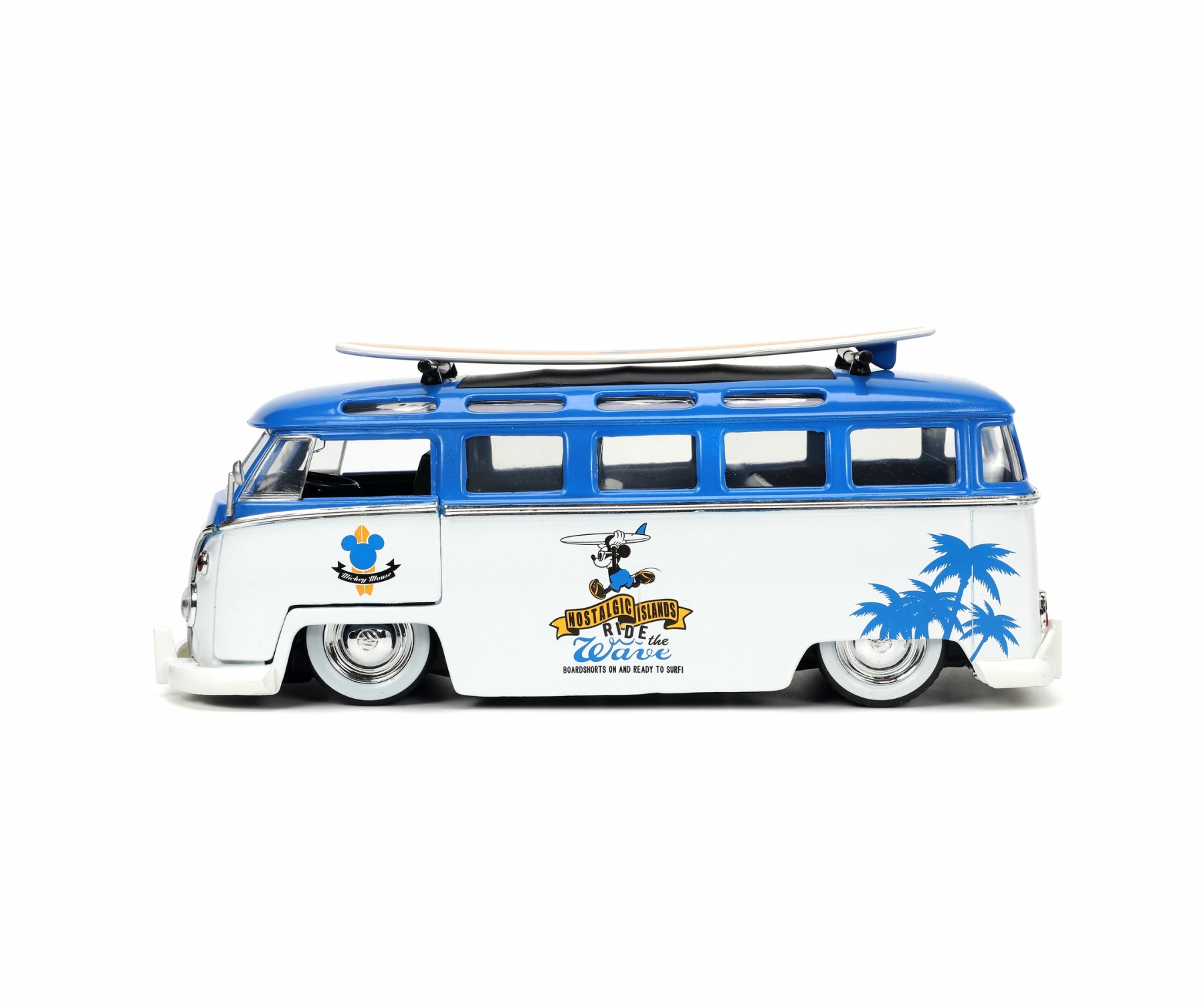 Ein weiß-blauer Spielzeugbus mit den Worten "Nostalgia" und "Ride the Wave" an der Seite. Weißer Hintergrund.