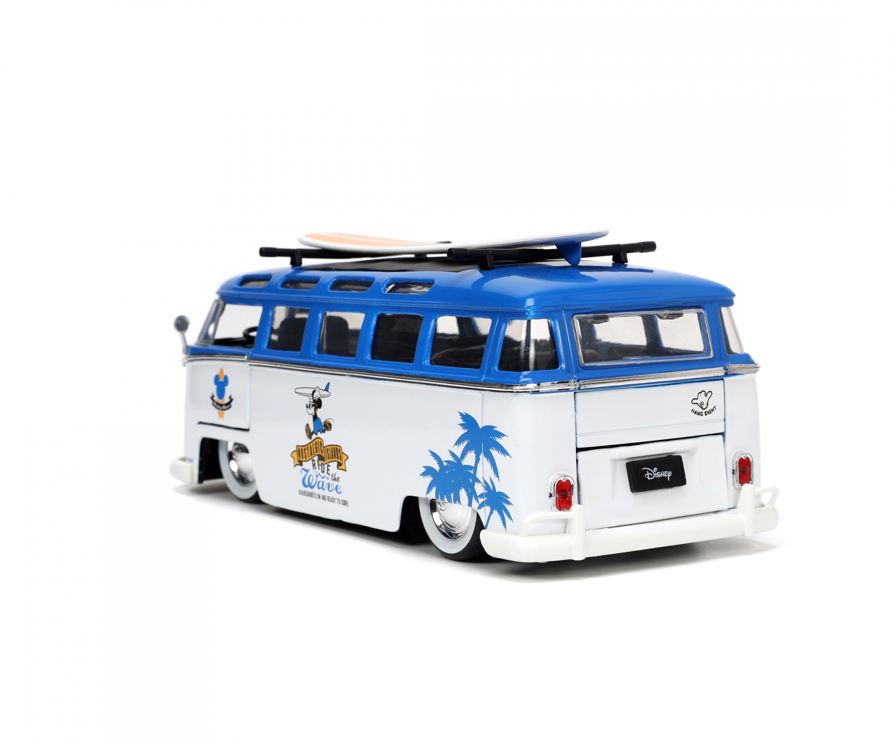 Rückansicht eines blau-weißen VW-Bus-Spielzeugs mit Surfbrett, auf Weiß.
