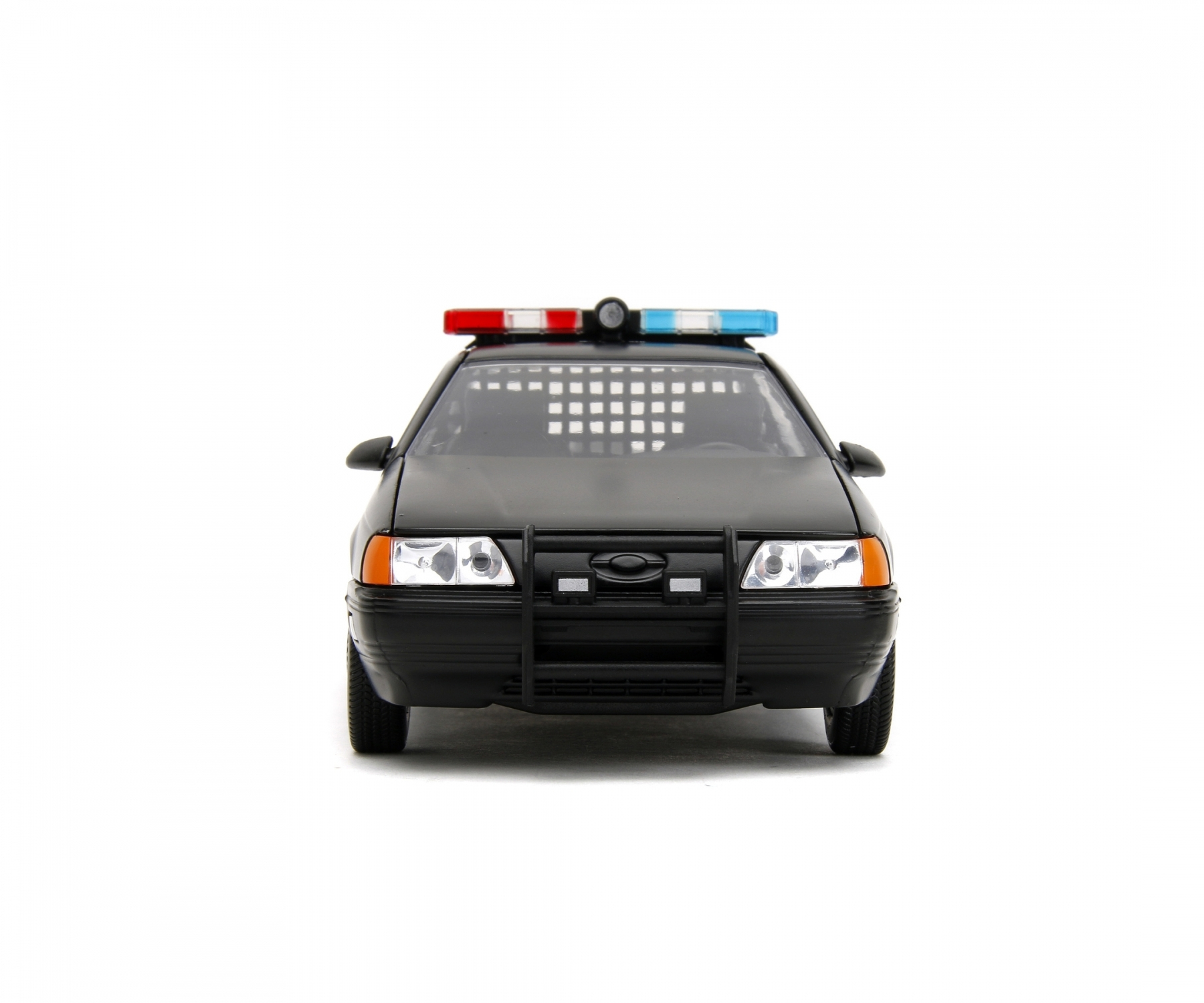 Auto della polizia nera con luci rosse e blu su sfondo bianco.