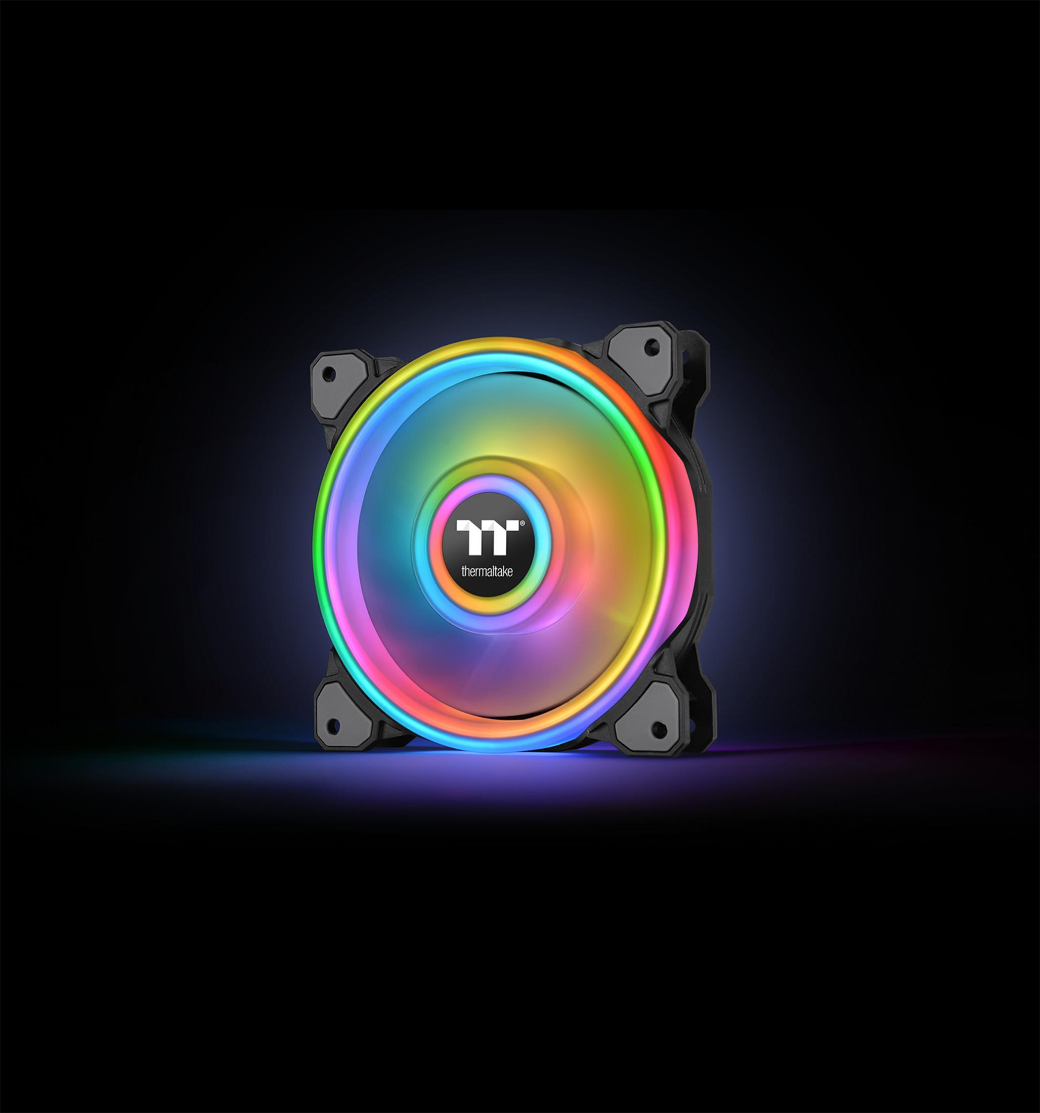 Ein Computerlüfter mit einem regenbogenfarbenen Lichtring auf dunklem Hintergrund.