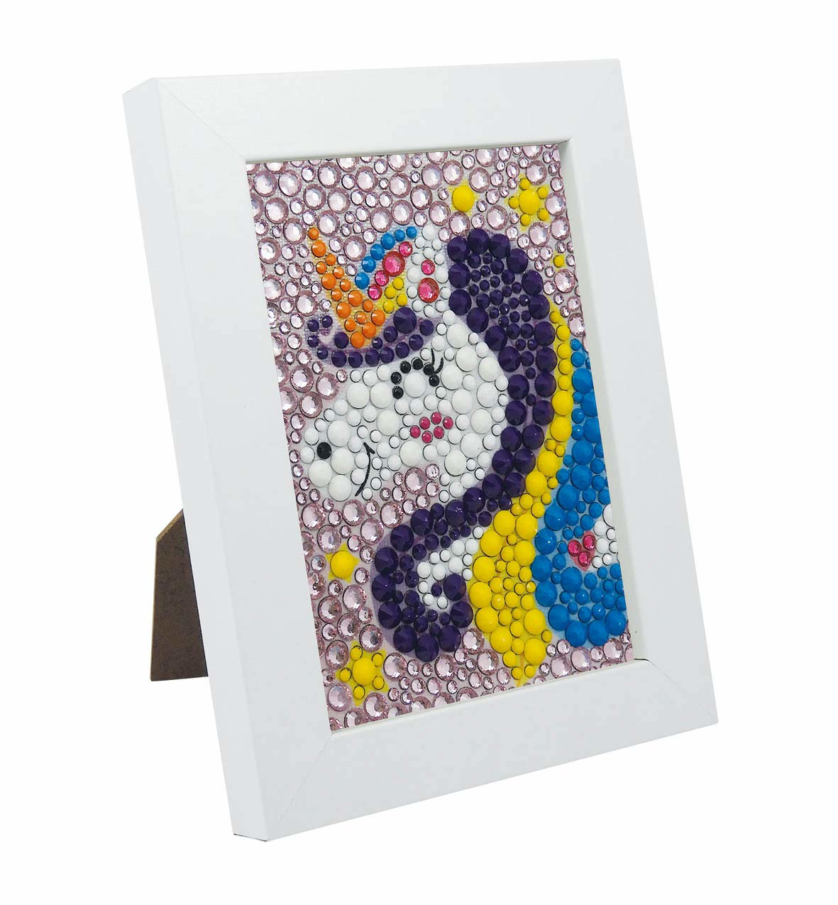 Oprawione dzieło sztuki z jednorożcem na różowym tle. Dzieło z koralików i białą ramą, na stojaku.