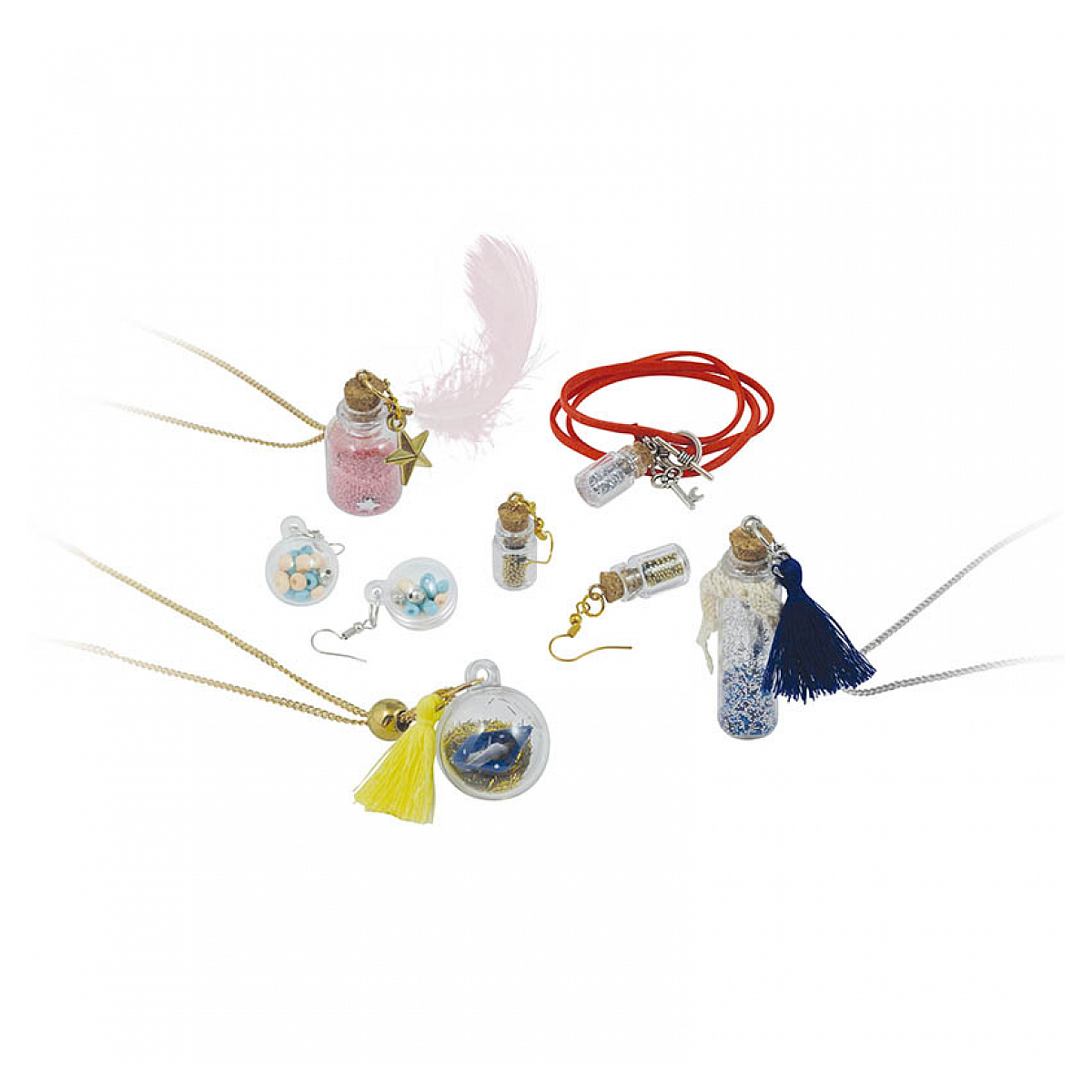 Różne miniaturowe butelki z zawieszkami w środku oraz naszyjniki, kolczyki i bransoletka, wszystko na białym tle.