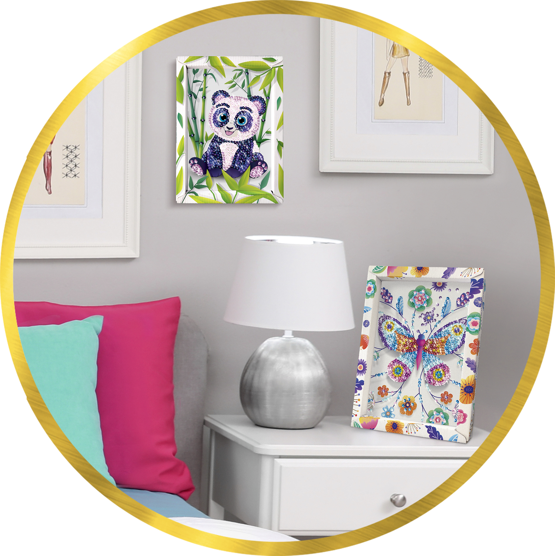 Scena sypialni z oprawioną sztuką: panda, sztuka motyla. Lampa i dwie poduszki.