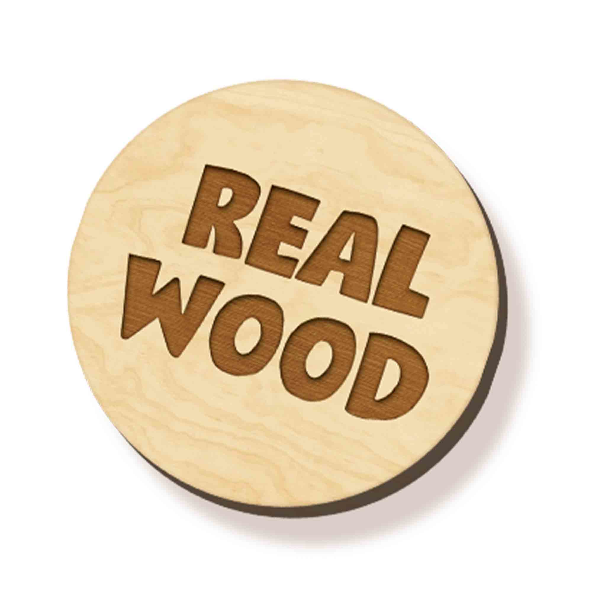 Okrągły drewniany znak z wygrawerowanym na brązowo napisem 'REAL WOOD'.