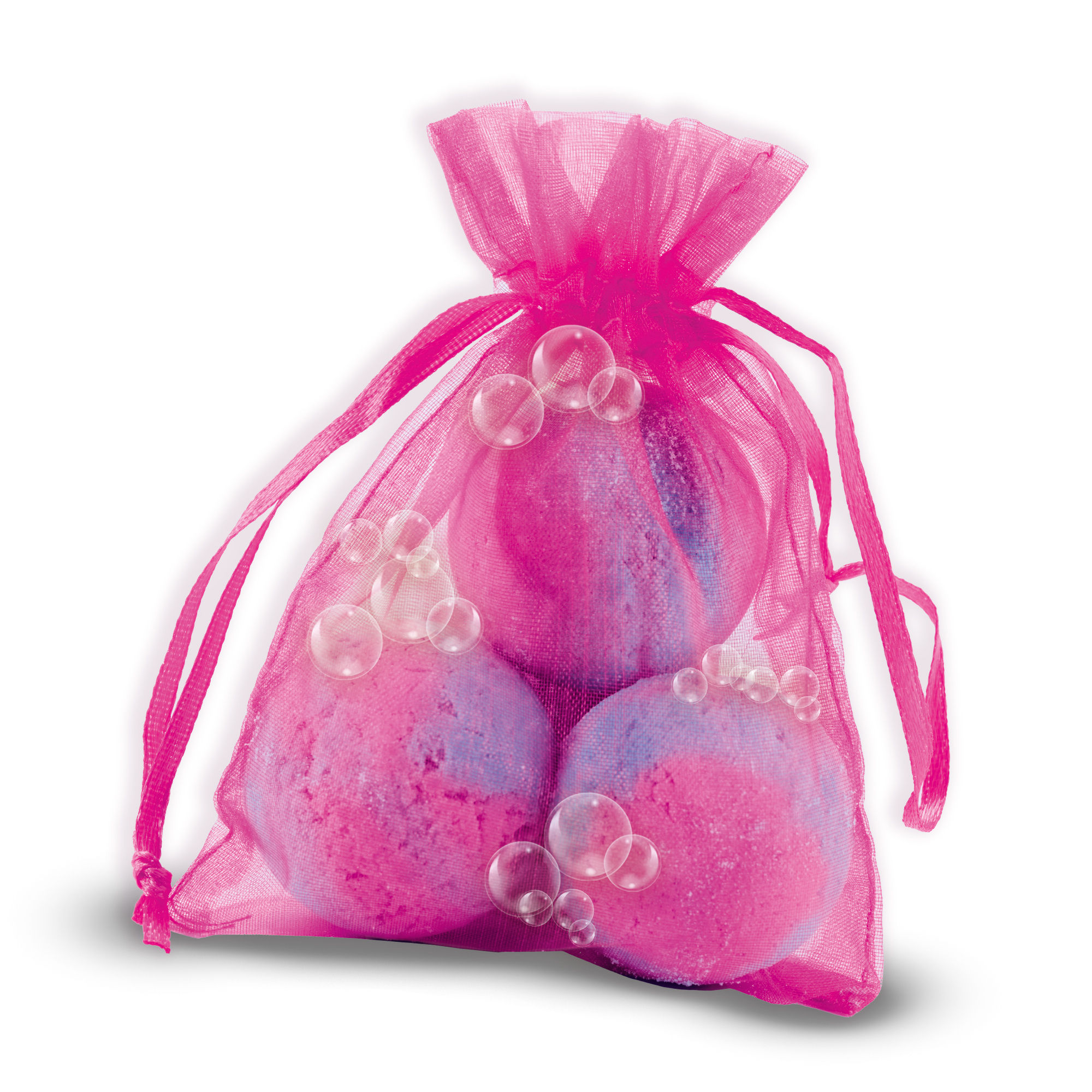 Różowa torba z siatki z trzema różowymi i fioletowymi kulami do kąpieli i bąbelkami. Białe tło.