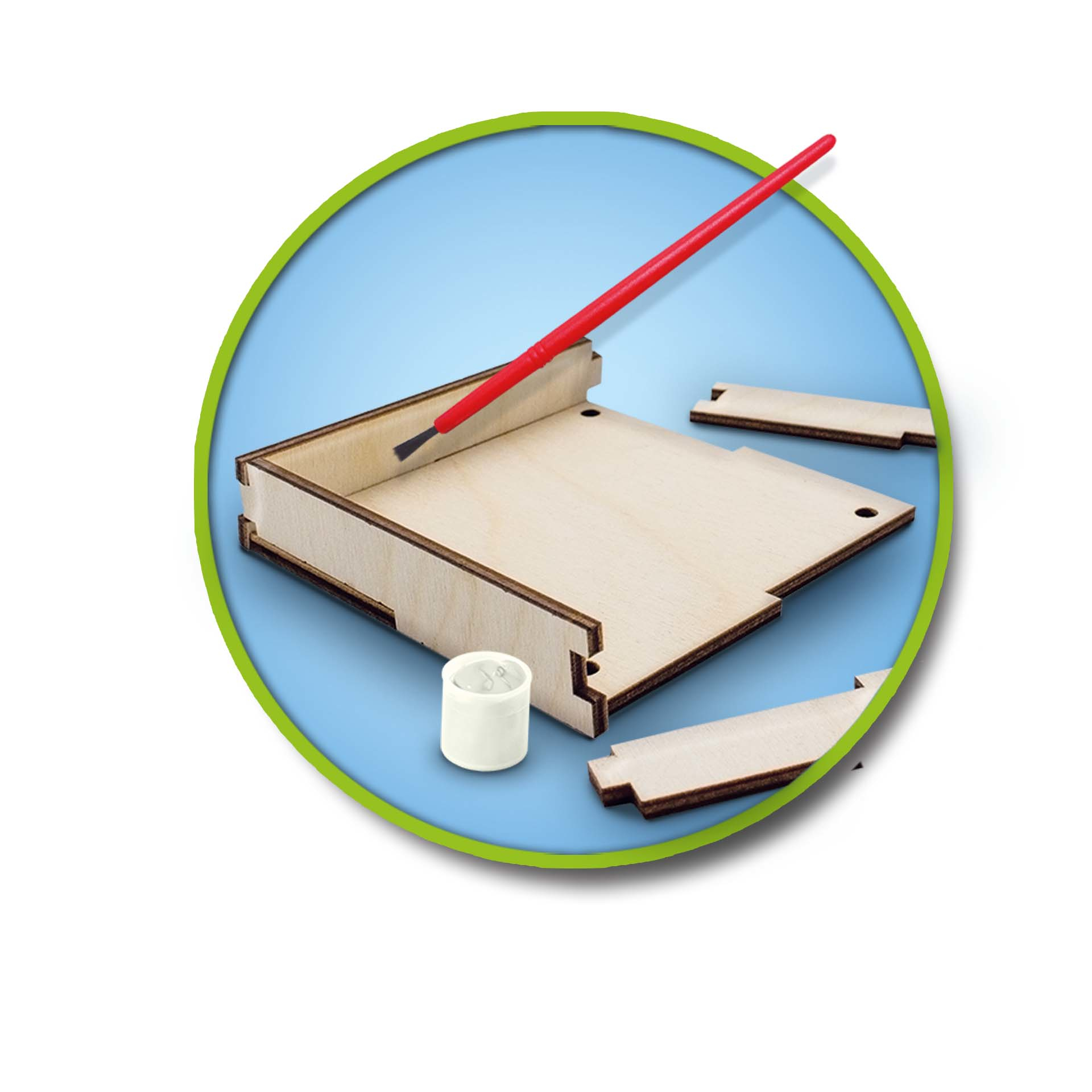 Drewniane pudełko z czerwonym pędzlem, małym białym kubkiem i drewnianymi elementami.