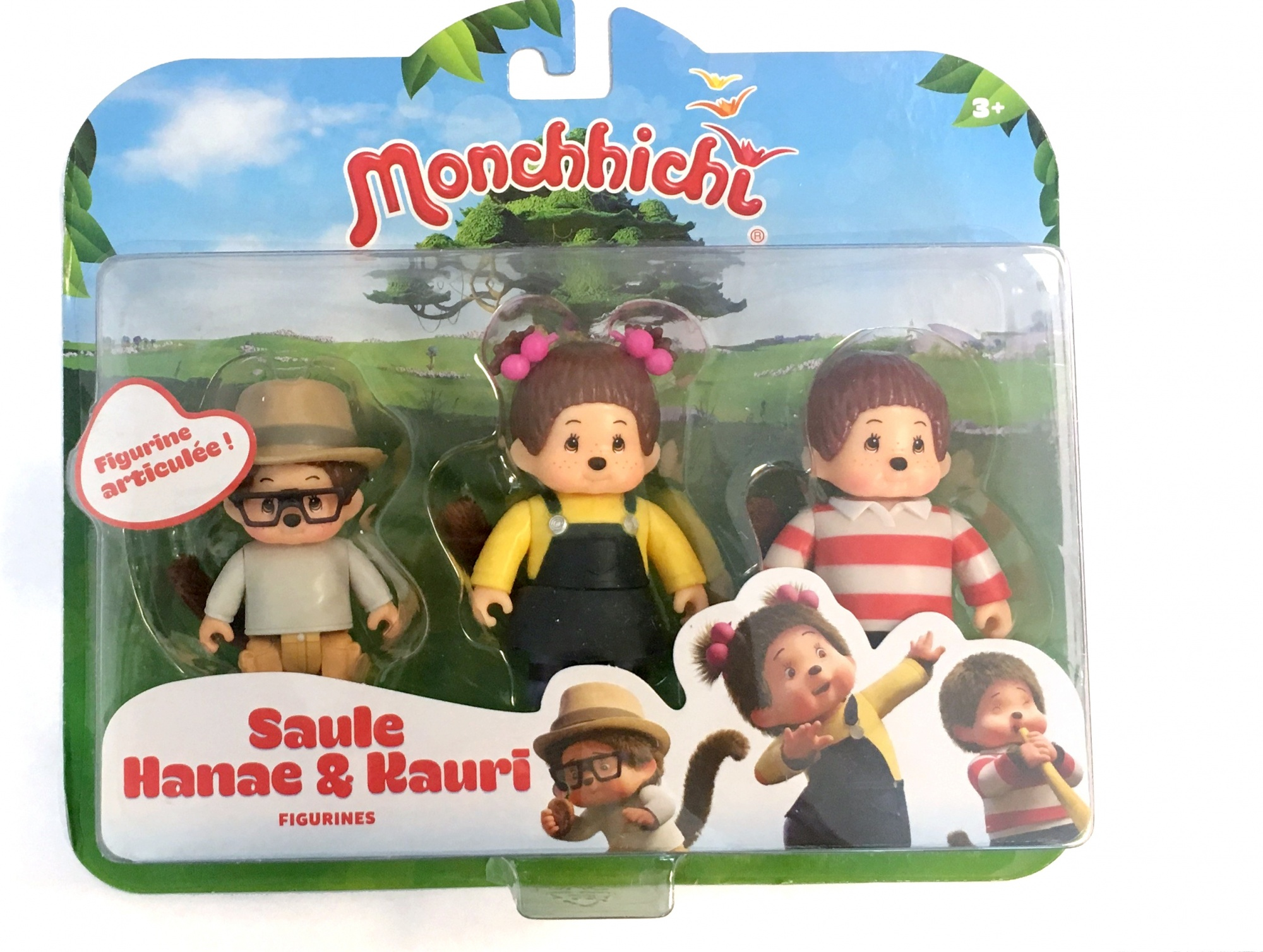 Muñecos Monchhichi en un paquete. El paquete muestra tres muñecos y algunas ilustraciones.