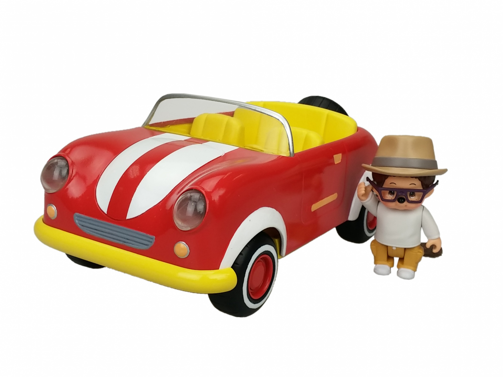 Coche de juguete rojo con rayas blancas y una figura con sombrero y gafas. Fondo blanco.