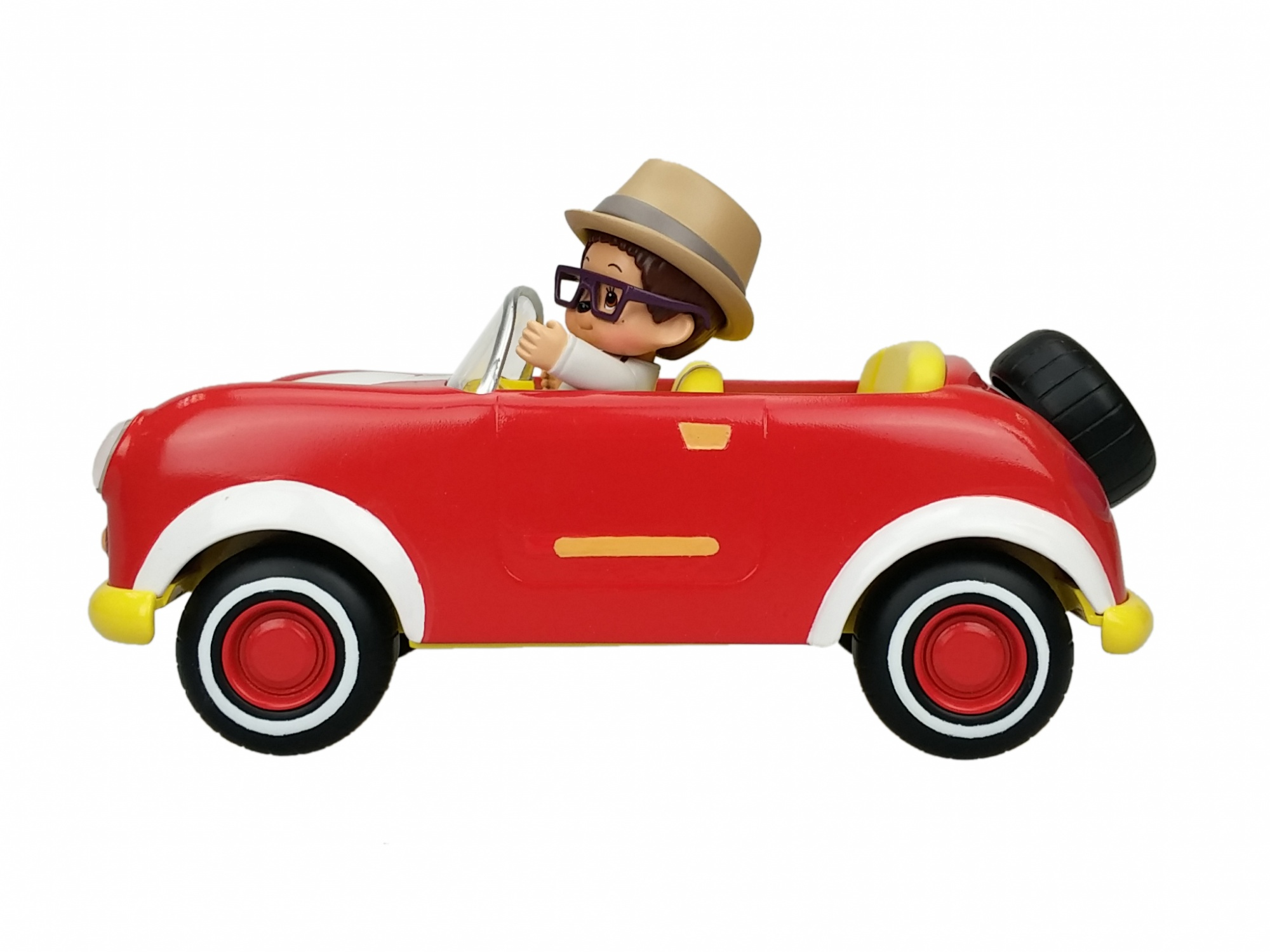 Un coche de juguete con una figura dentro. El coche es rojo y la figura lleva un sombrero.