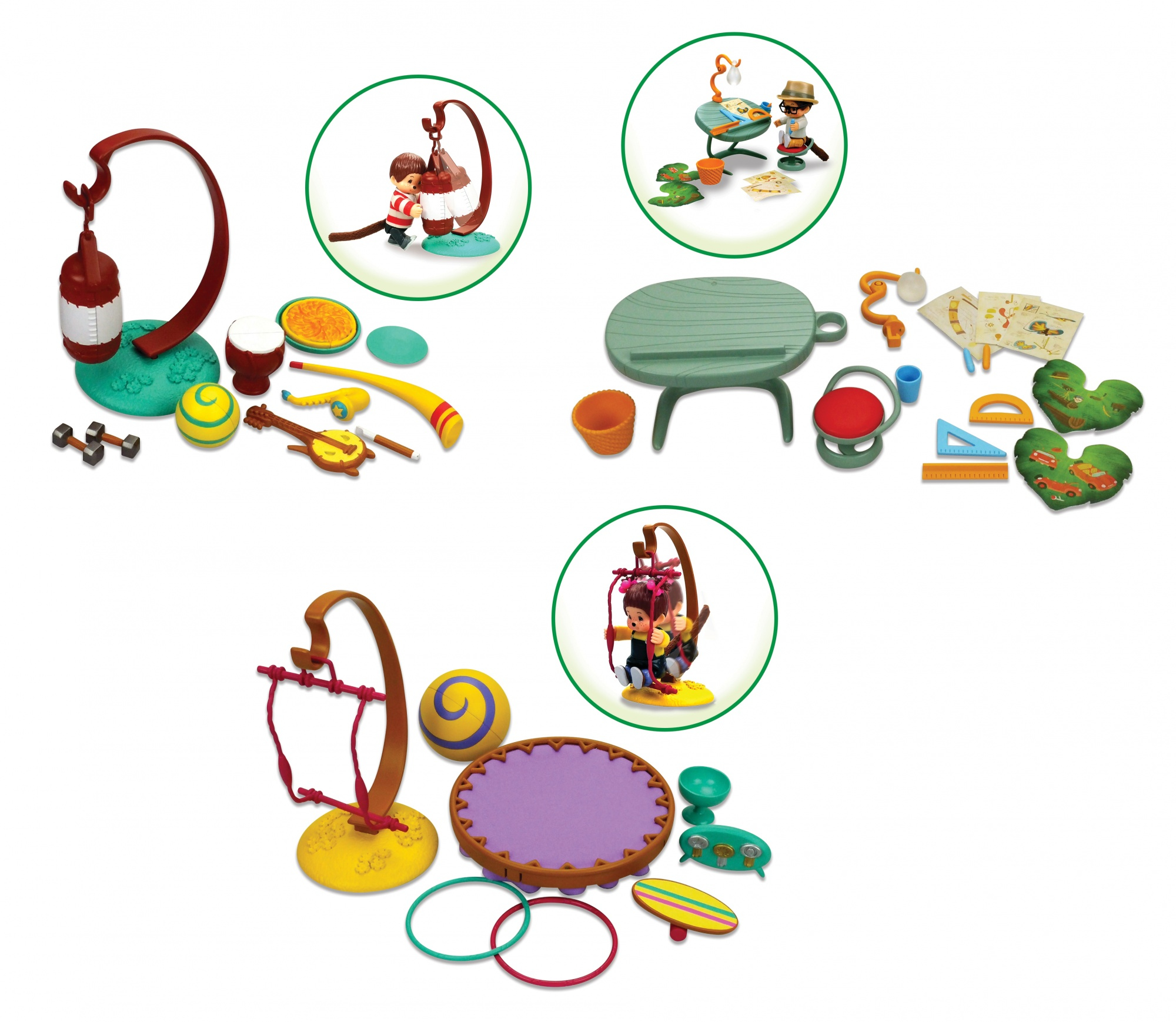 Trzy zestawy zabawek z małymi figurkami i różnymi akcesoriami na białym tle.