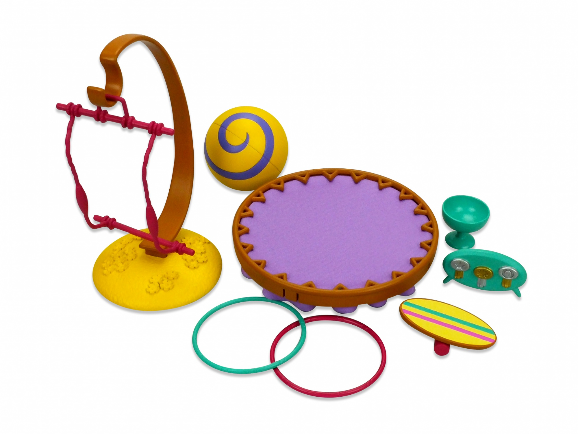 Zestaw cyrkowy z zabawkami z rekwizytami: pierścień, koła, piłka i stojak. Wszystko na białej powierzchni.