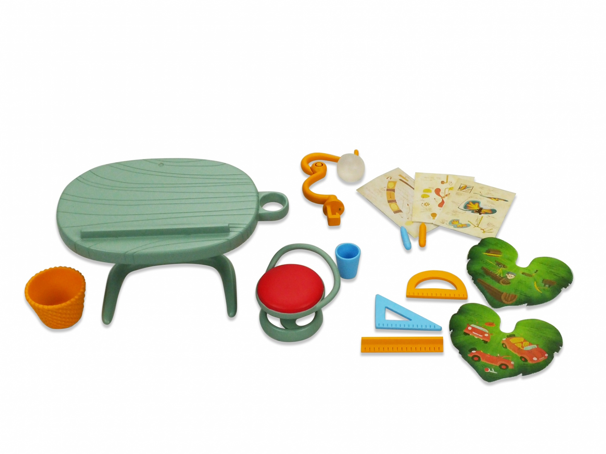 Drewniany stół i krzesło z przyborami do rysowania. Zawiera linijki, szablony i kosz, wszystko na białym tle.