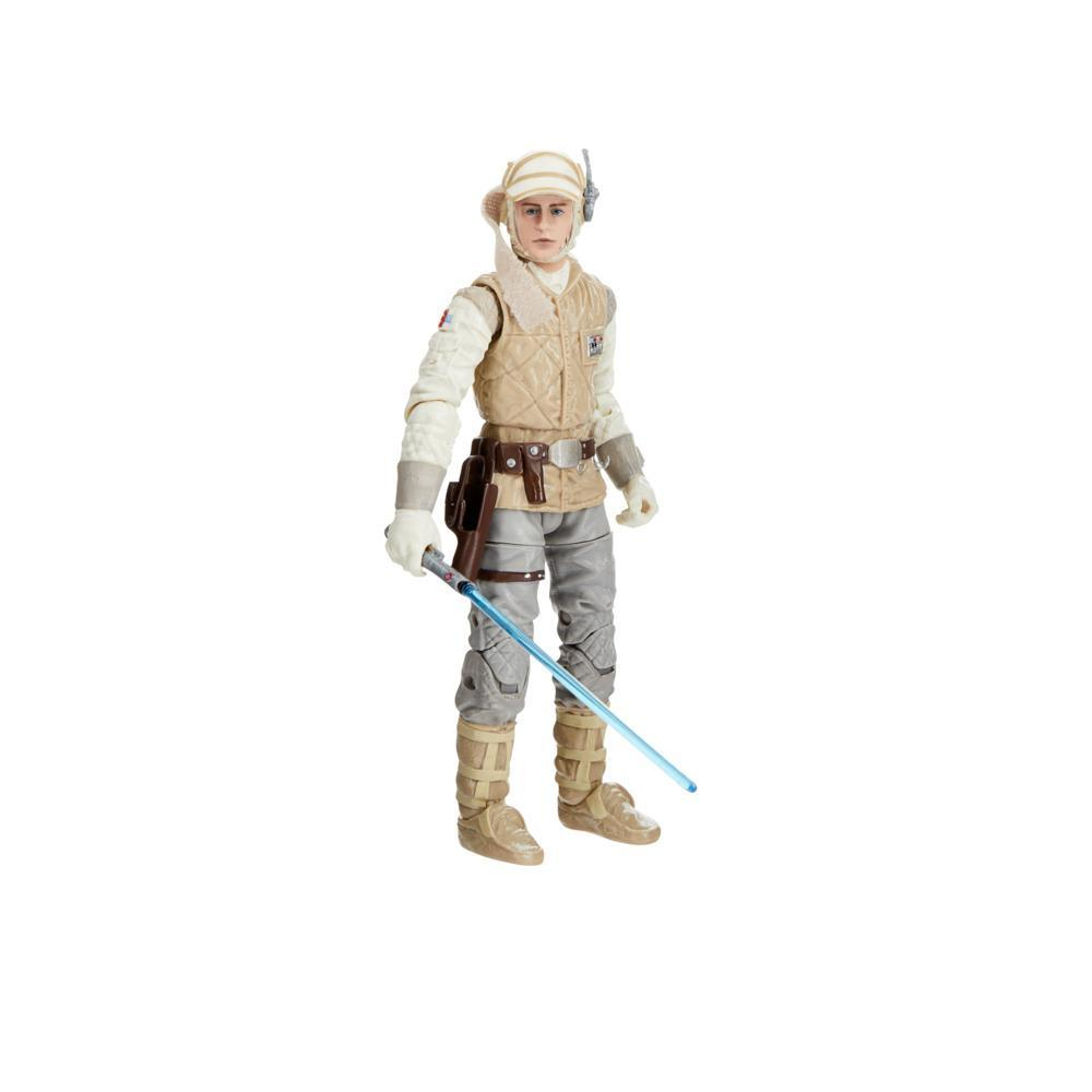 Luke Skywalker Actionfigur, hält ein Lichtschwert. Er trägt einen beigen Anzug und steht auf weißem Grund.