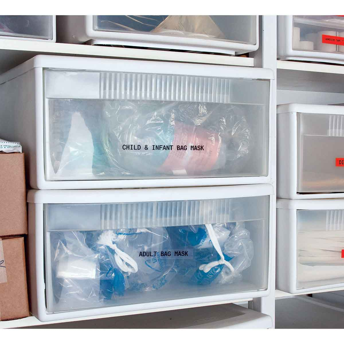 Białe szuflady z etykietami 'CHILD & INFANT BAG MASK' i 'ADULT BAG MASK'.