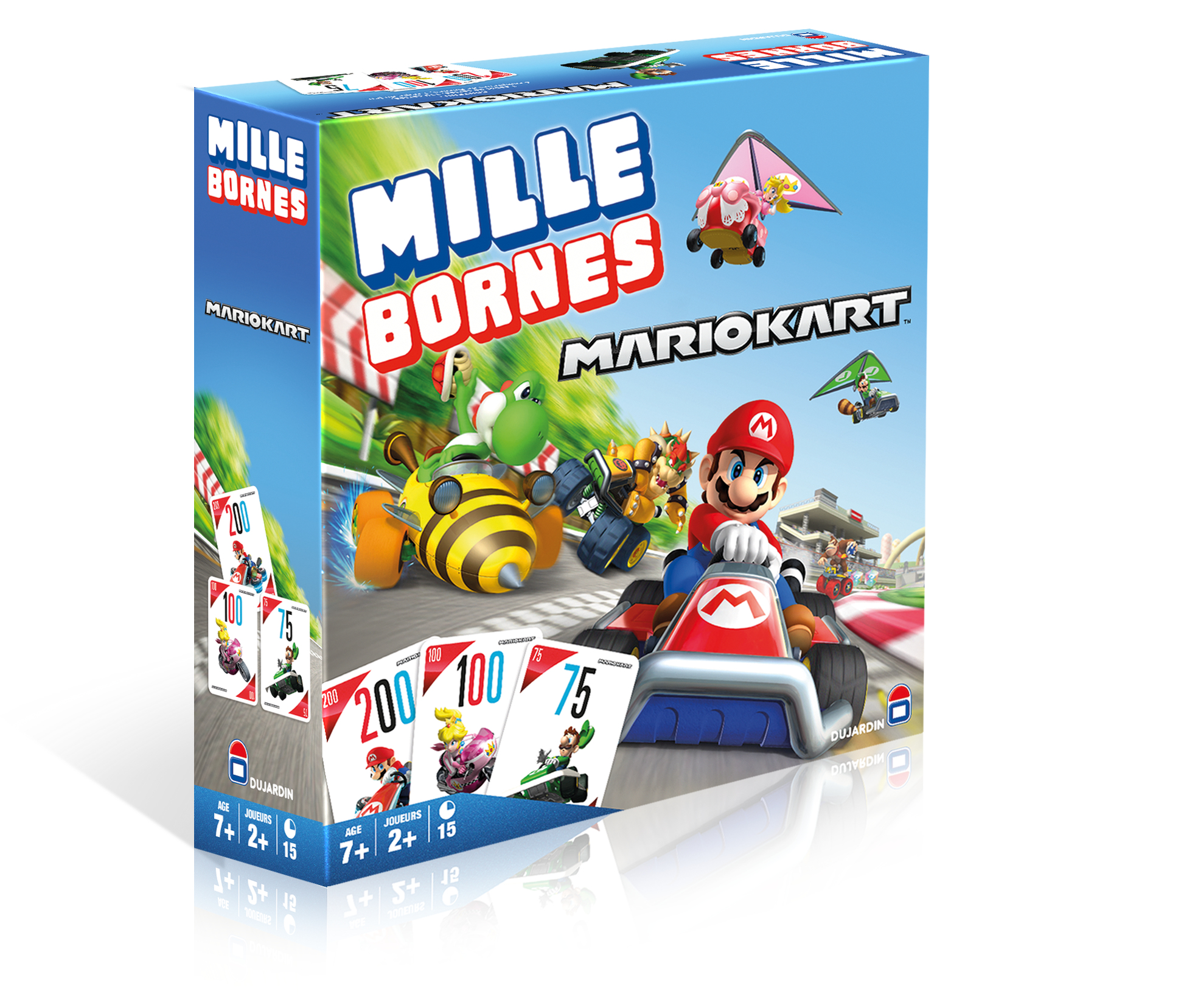 Pudełko Mille Bornes Mario Kart. Mario w gokarcie prowadzi, z innymi zawodnikami i kartami. Tło niebieskiego nieba.