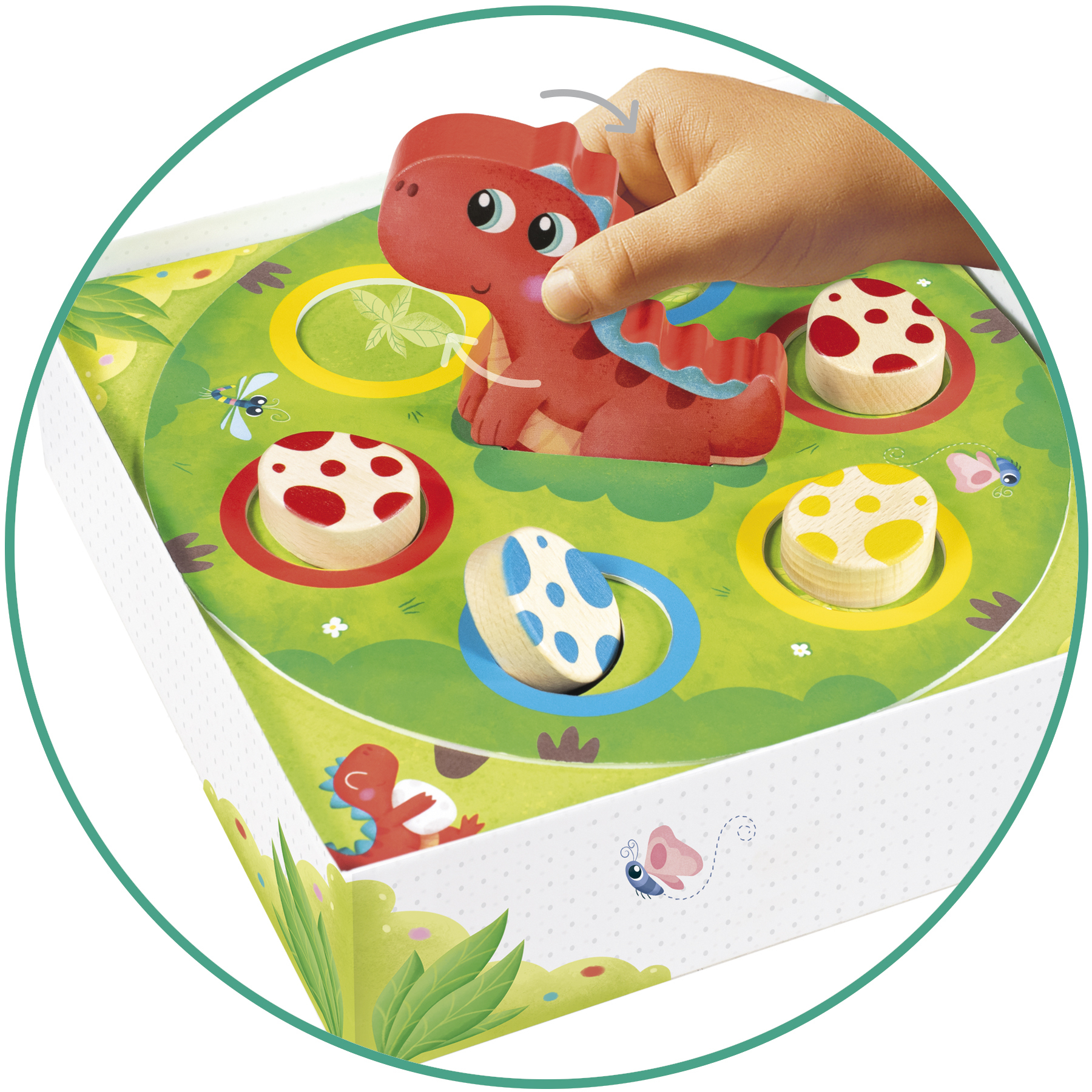 Ręka wchodząca w interakcję z planszą gry Mummy Dino. Czerwony dinozaur i żetony jaj są widoczne.