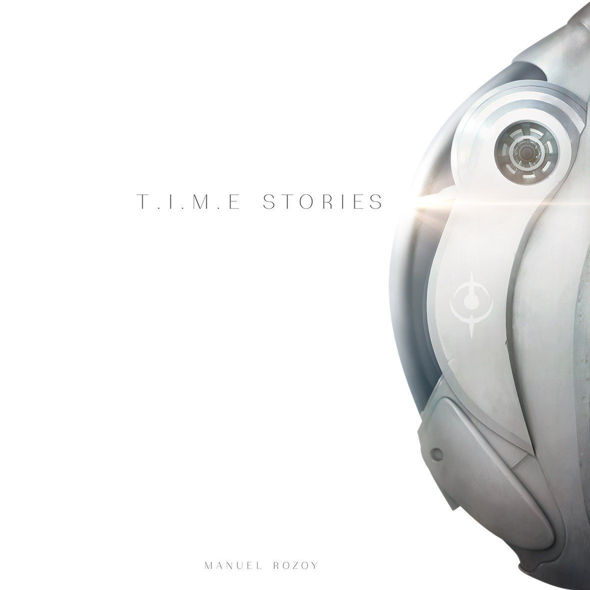 Nahaufnahme des futuristischen Helms mit dem Text 'T.I.M.E STORIES' und dem Namen des Autors.