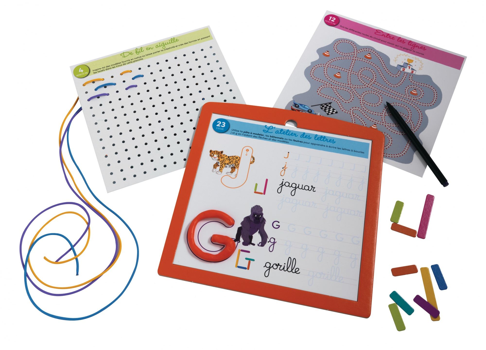 Un tavolo con fogli di attività di scrittura e disegno, spago, matite colorate e un dado.