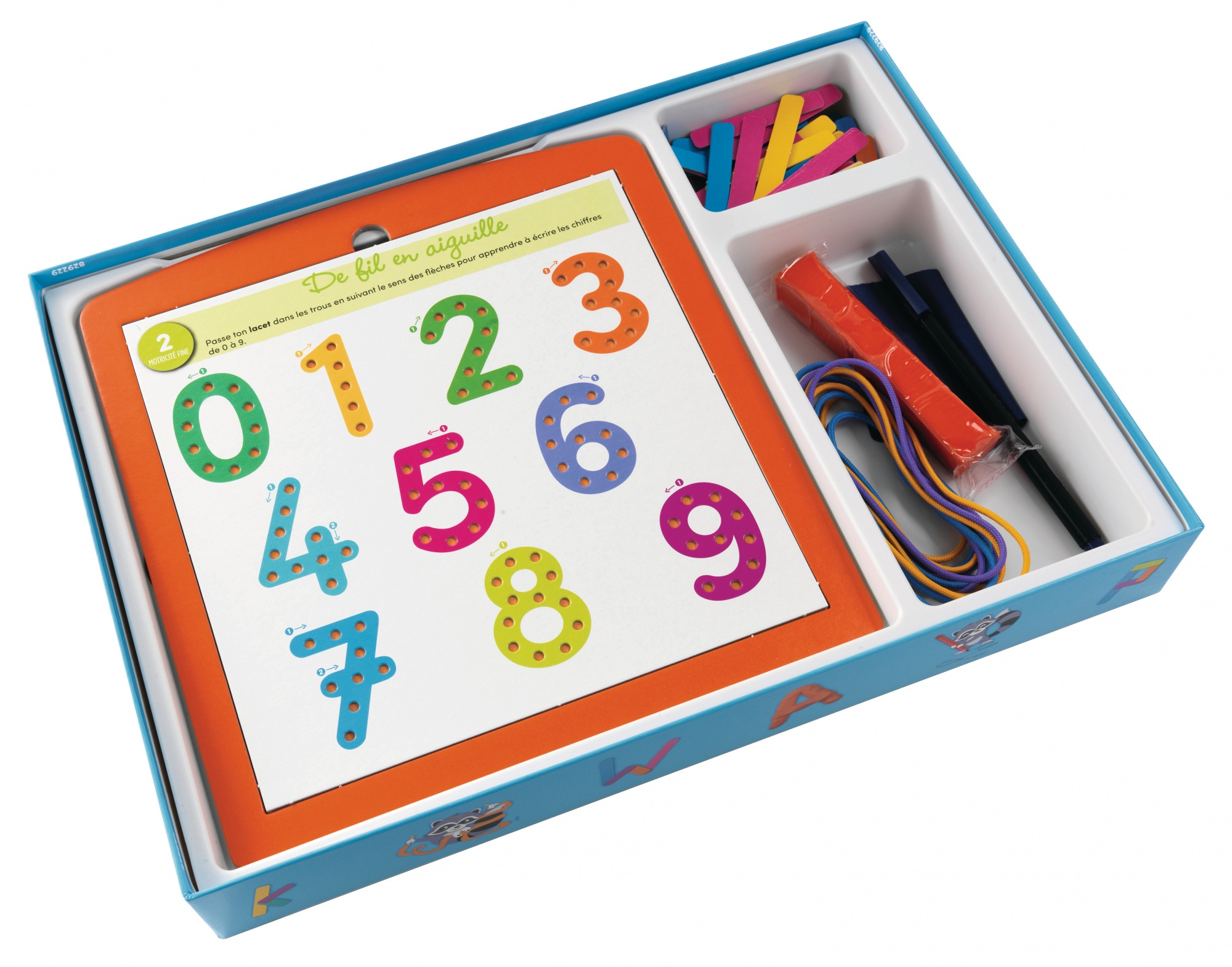Scatola di gioco. Numeri e bastoncini colorati all'interno. Sfondo arancione e bianco.