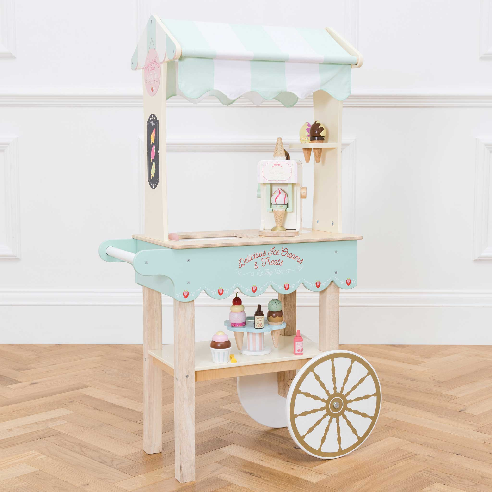 Holzspielzeug-Eiswagen mit gestreifter Markise und verschiedenen Eiscreme-Leckereien.