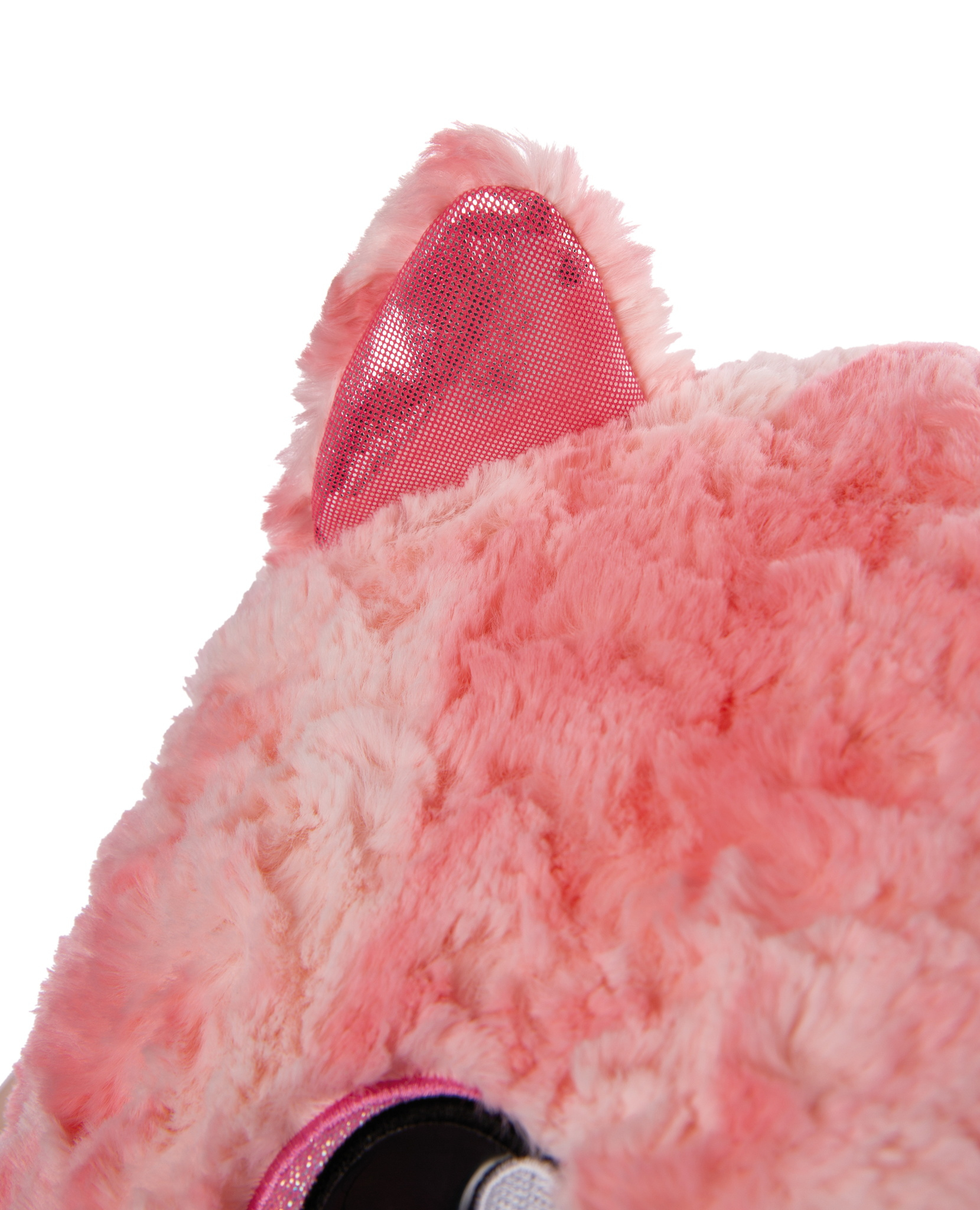 Detail eines rosa Plüschtiers. Das Spielzeug hat rosa Fell mit einem rosa Ohr mit Glitzer.