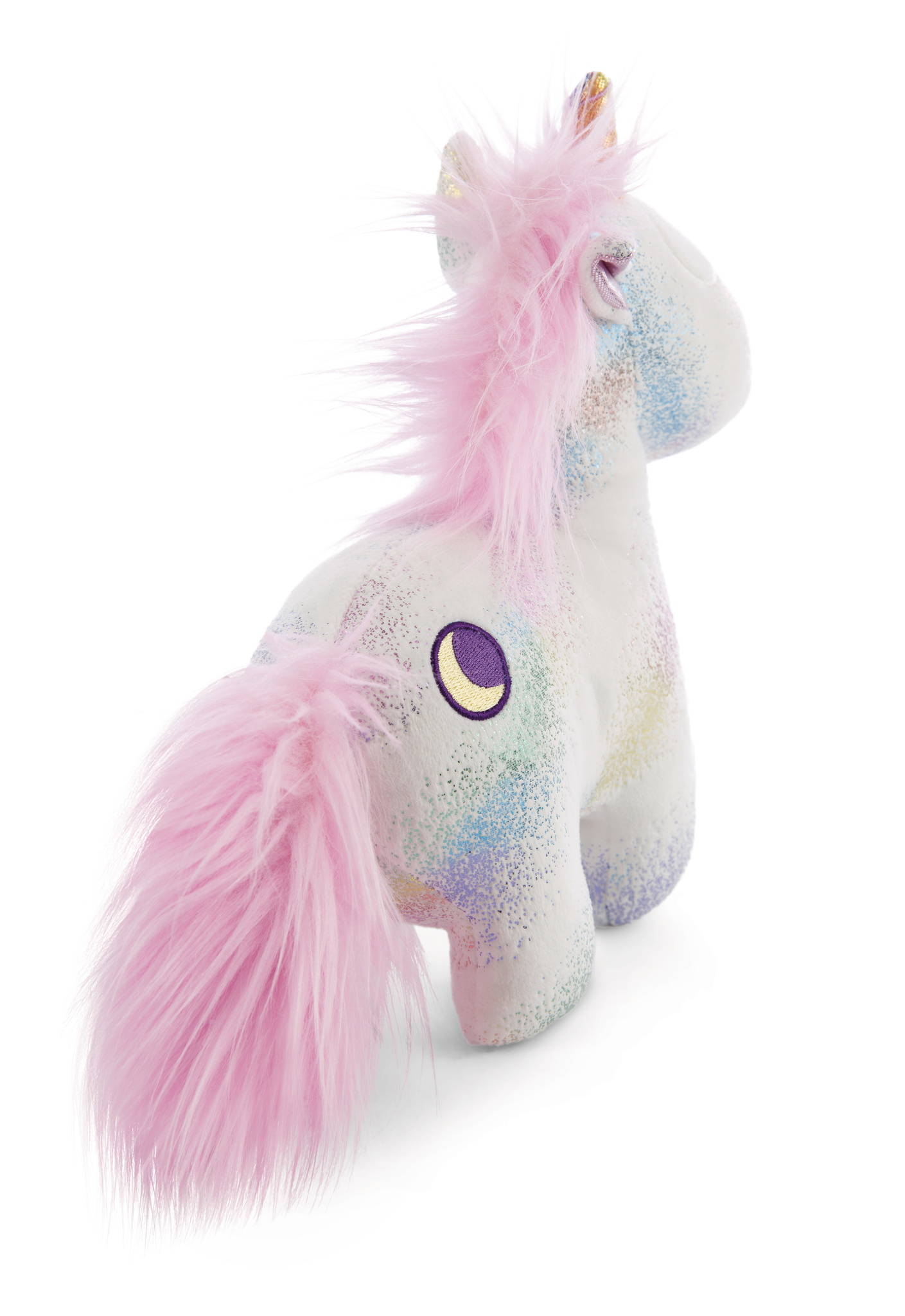 Un peluche unicorno bianco con criniera e coda rosa, in piedi su una superficie bianca.