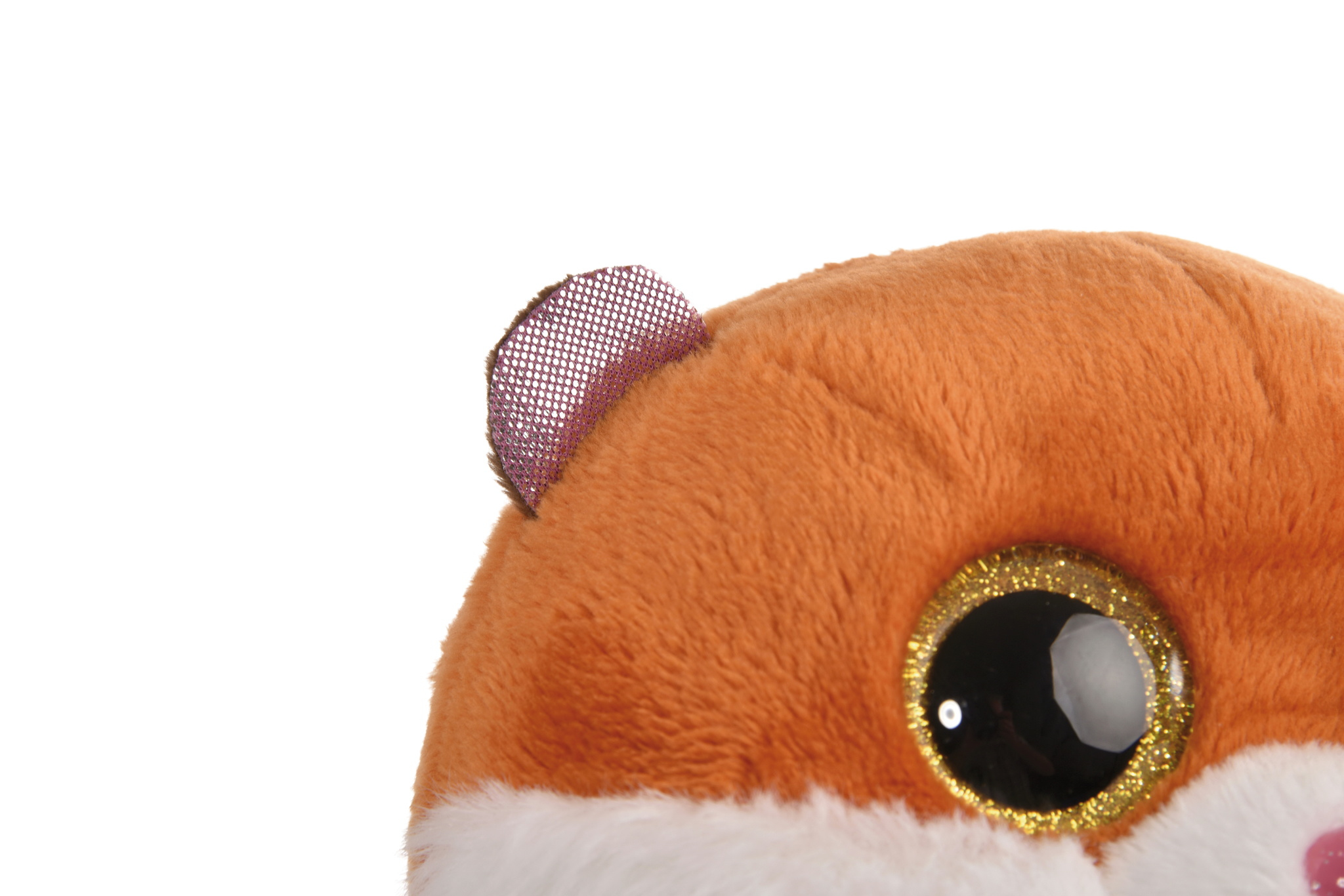 Zbliżenie oka i ucha pluszowego chomika. Pomarańczowe futro i białe tło.