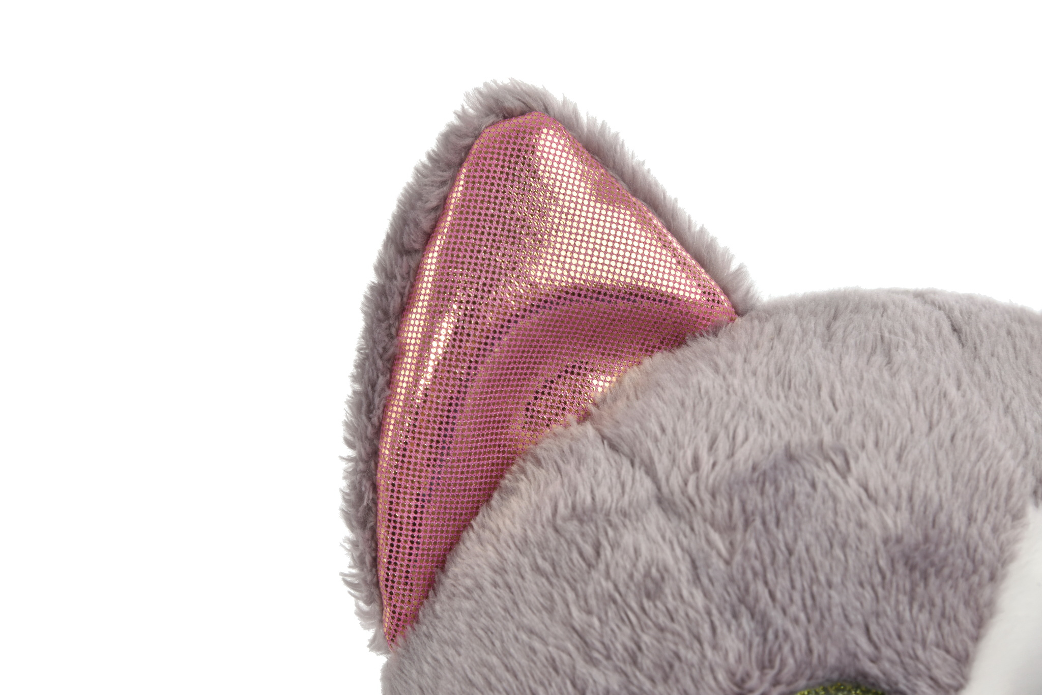 Zbliżenie szarego ucha kota z różową, błyszczącą wyściółką wewnętrzną.