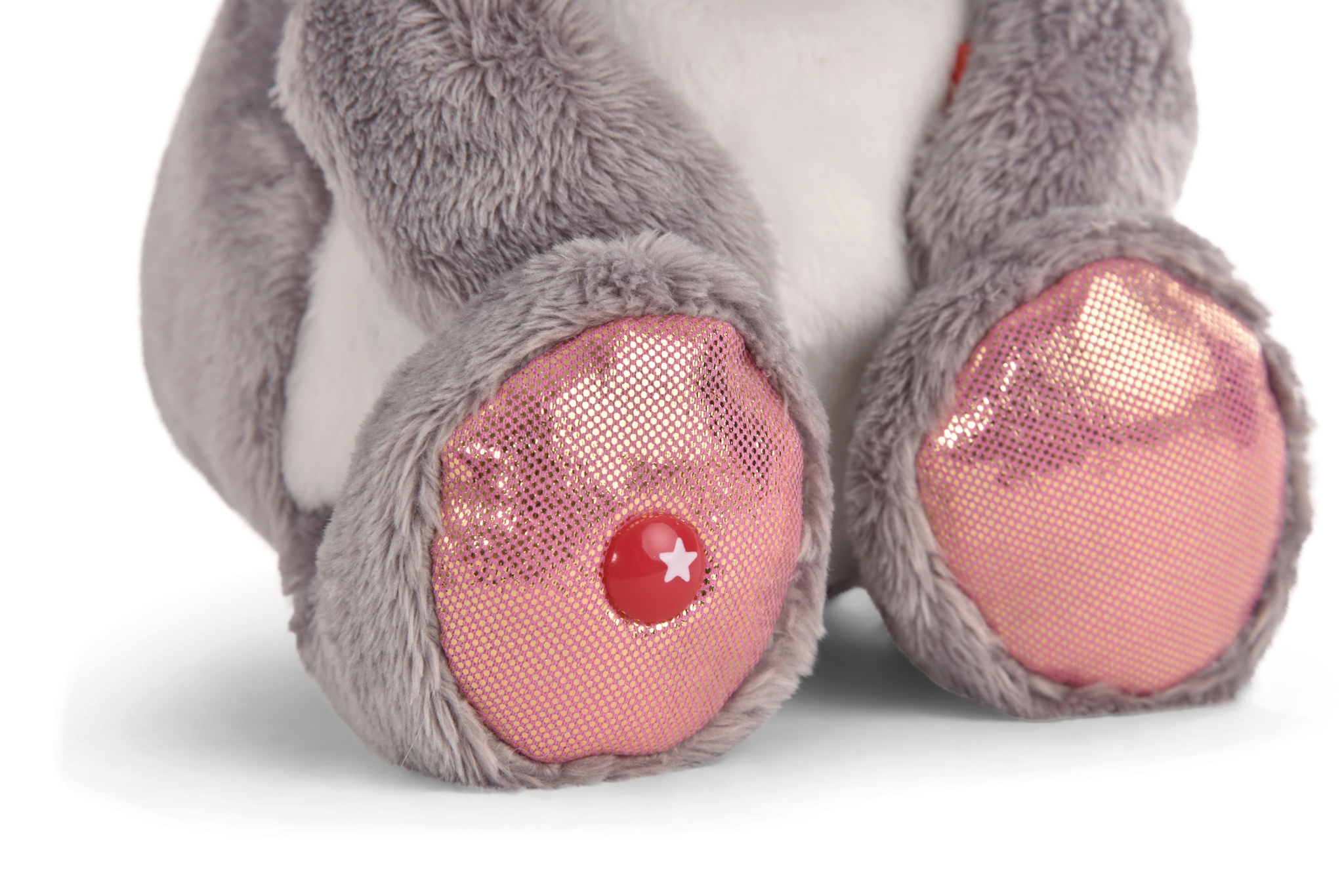 Szare pluszowe stopy kota, z różowymi błyszczącymi podkładkami i czerwonym guzikiem w gwiazdę.