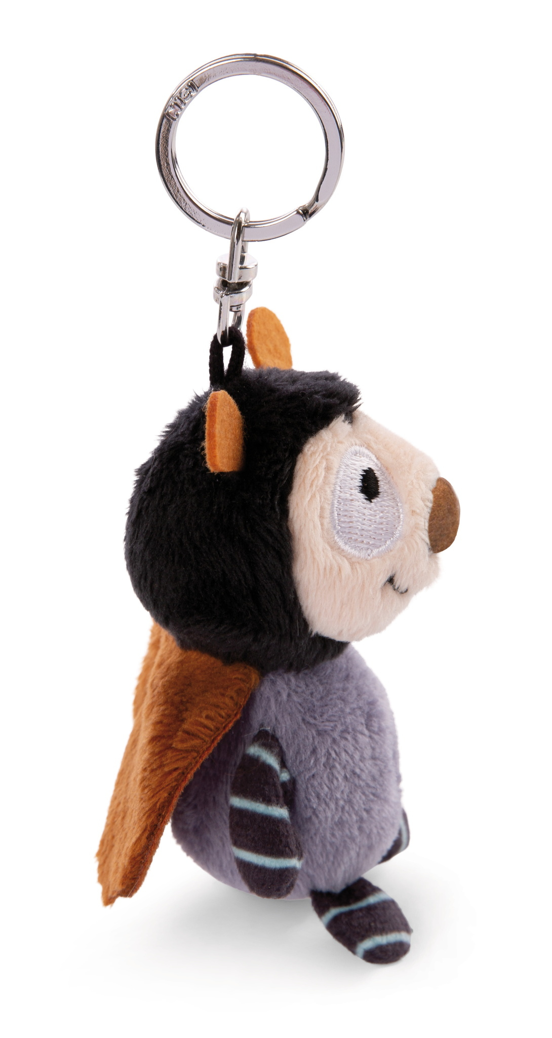 Portachiavi con un'ape di peluche. Ape nera e arancione. Sfondo bianco.