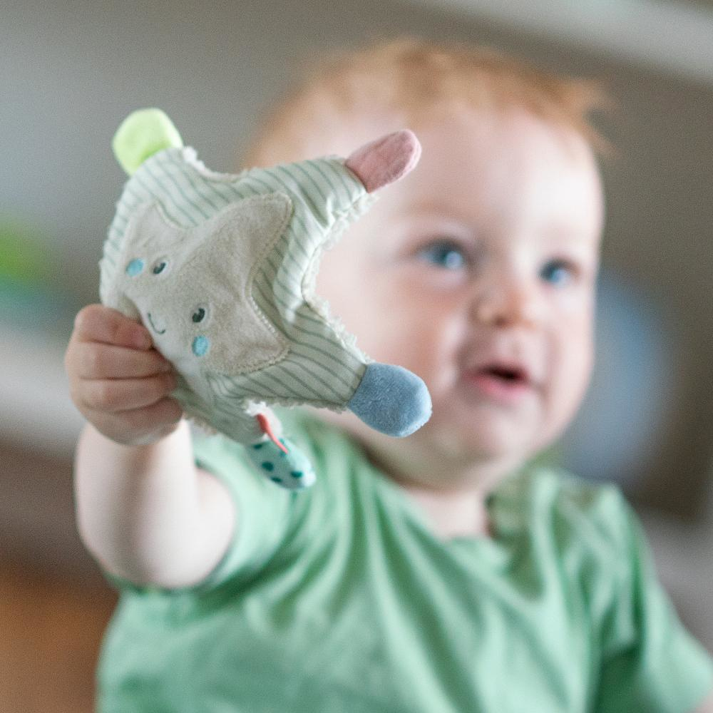 Dziecko trzymające zabawkę w kształcie gwiazdy.