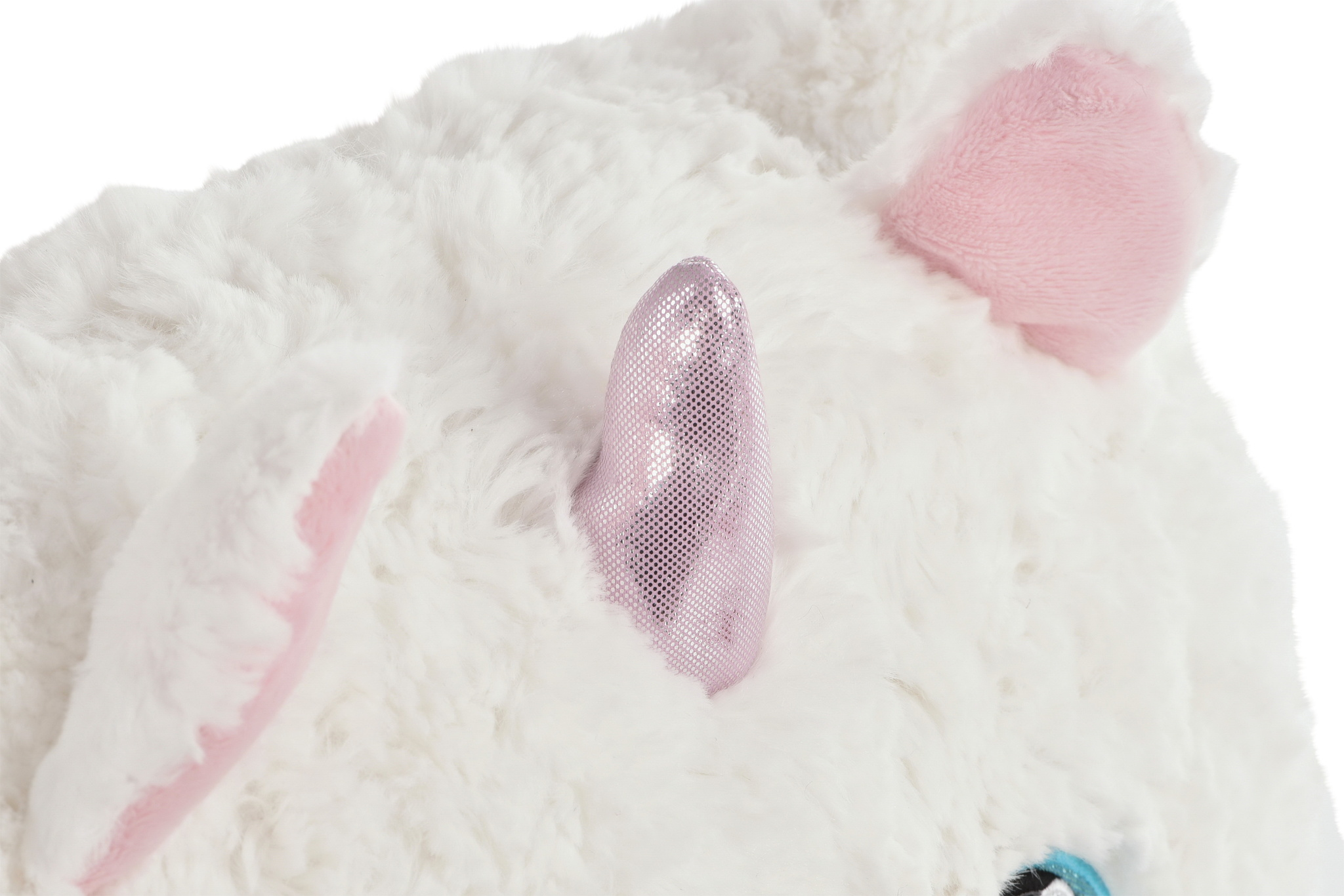 Nahaufnahme eines weißen Plüsch-Einhornkopfes mit rosa Ohren und einem silbernen Horn. Weiße, flauschige Textur.