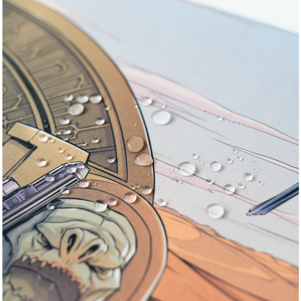 Zbliżenie podkładki pod mysz z kroplami wody na powierzchni. Obraz jest częściowo widoczny.