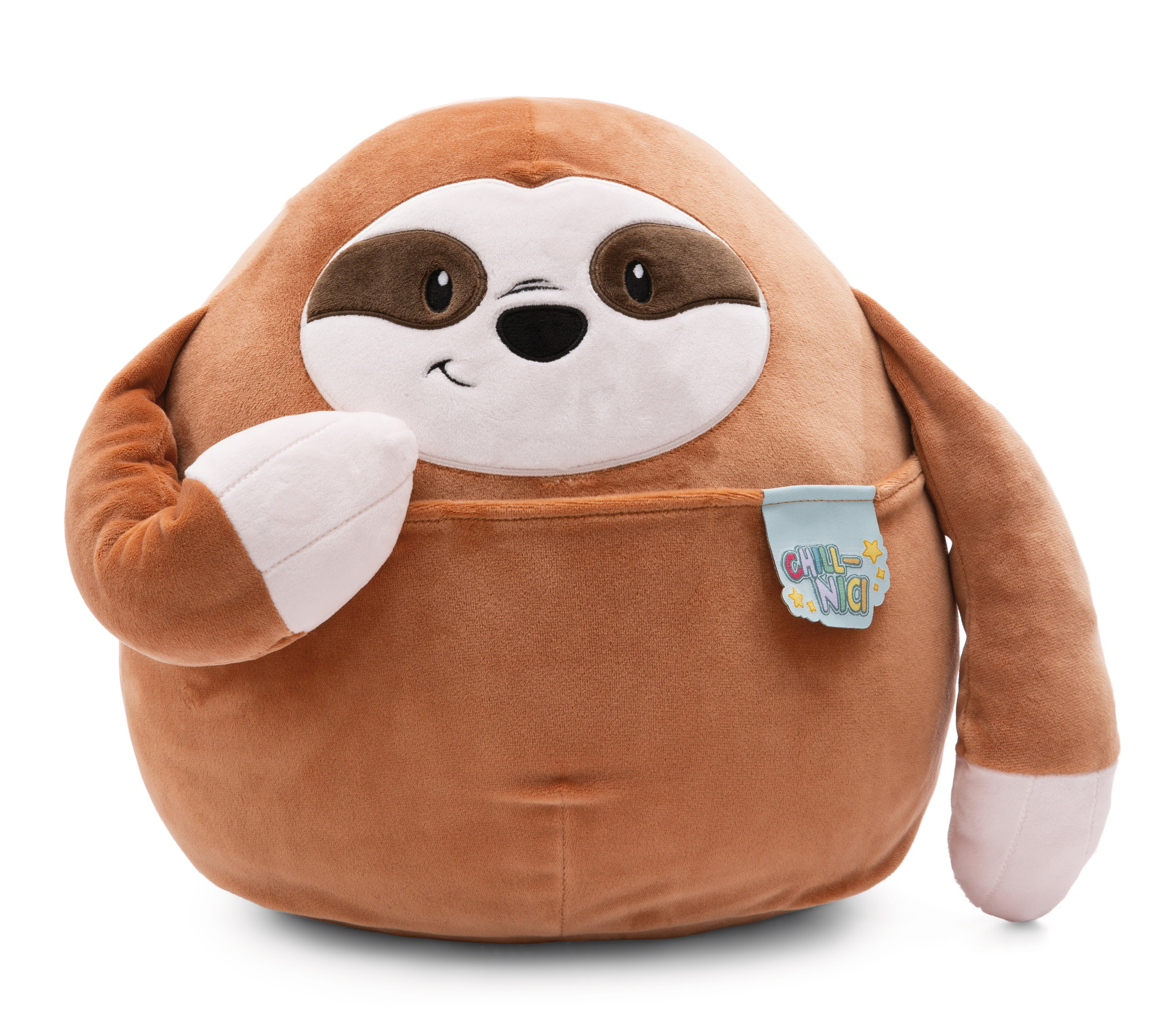 Brązowa pluszowa zabawka leniwca z uśmiechniętą twarzą i małą kieszonką. Białe tło.