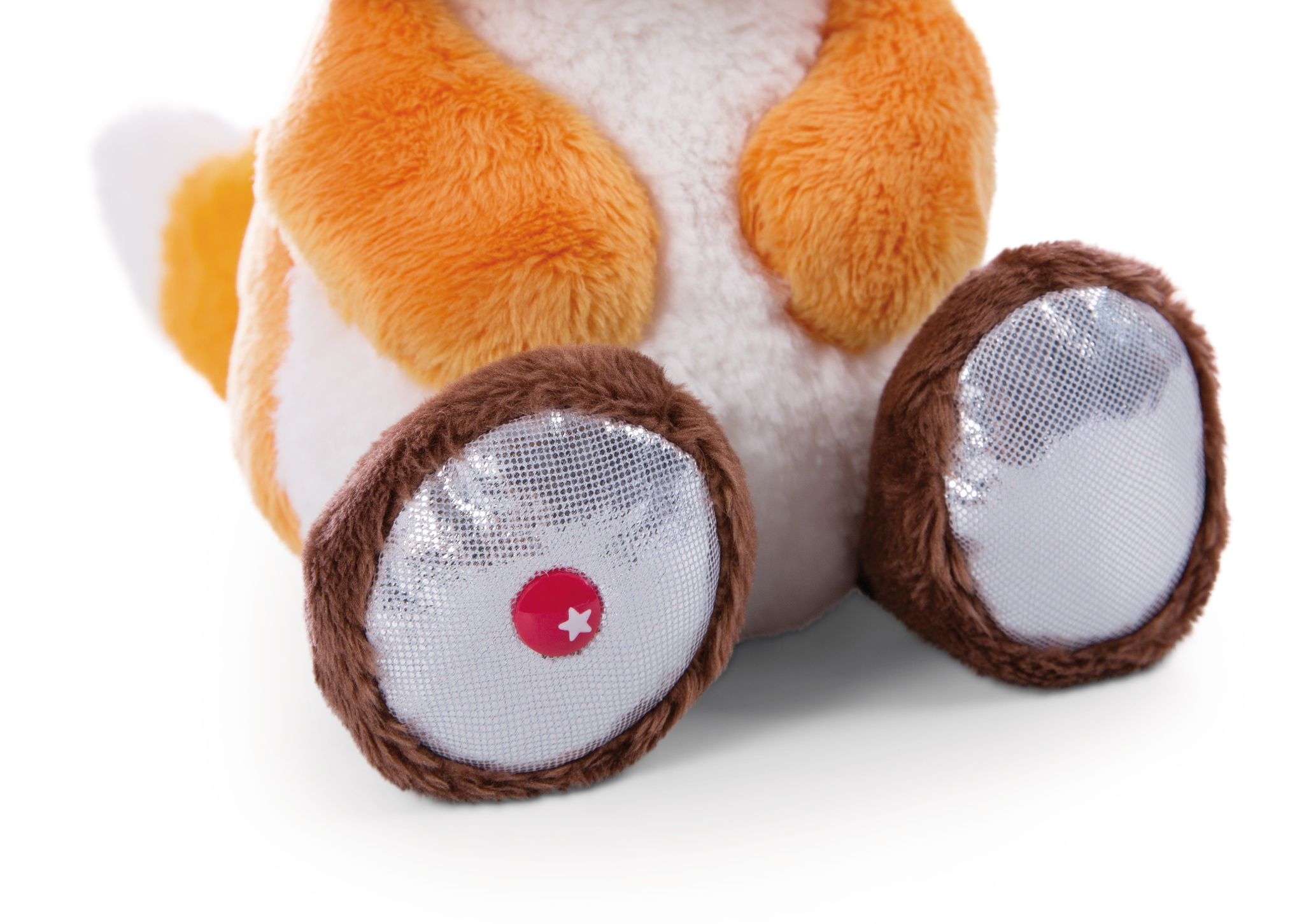 Zbliżenie stóp zabawki. Stopy są białe i pomarańczowe ze srebrnymi podeszwami i czerwoną gwiazdą. Białe tło.